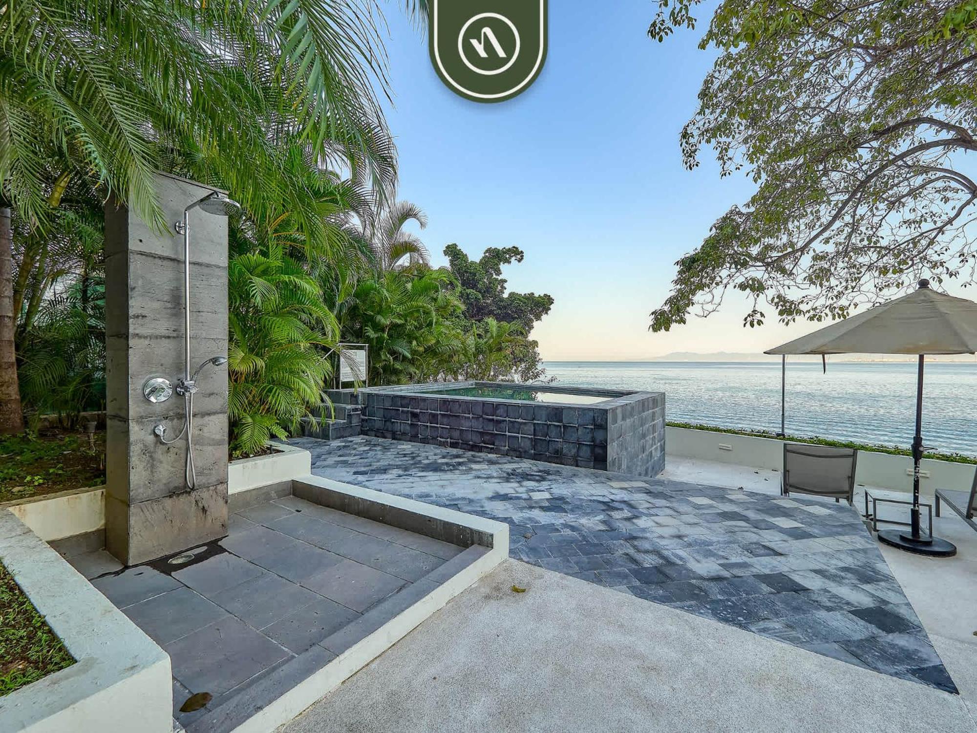 Luxury 3 Bedroom - Beachfront - Multiple Pools *