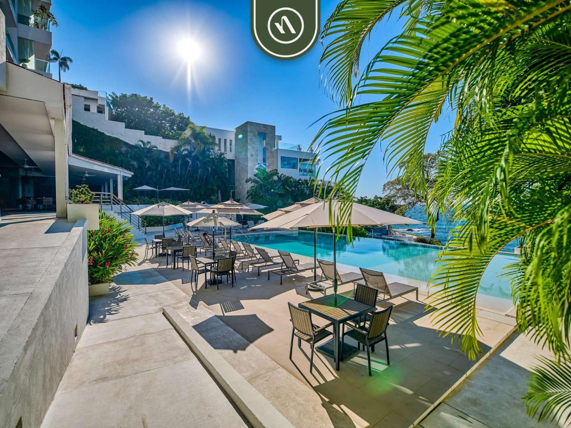 Luxury 3 Bedroom - Beachfront - Multiple Pools Apartment *