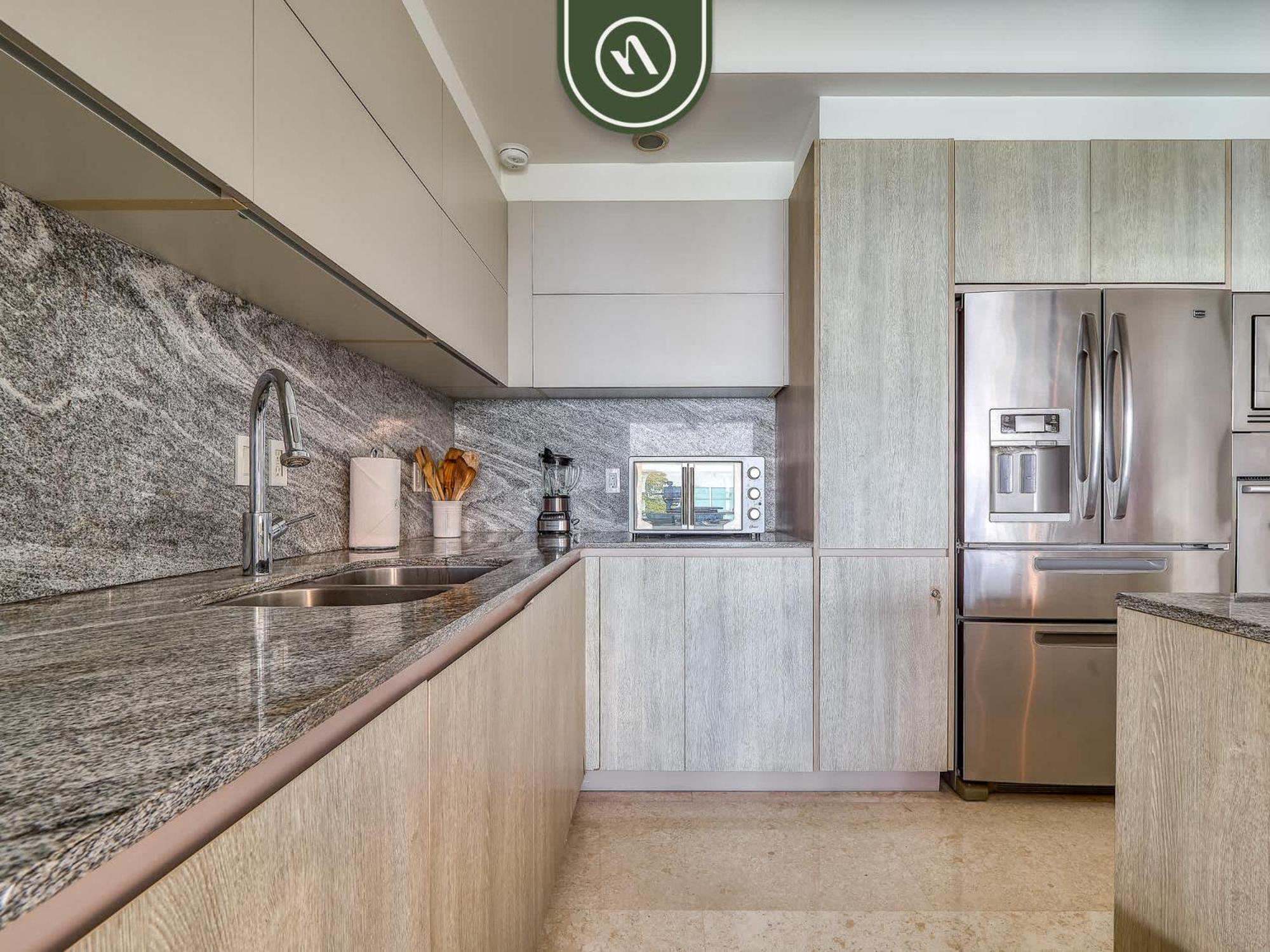 Luxury 3 Bedroom - Beachfront - Multiple Pools Apartment