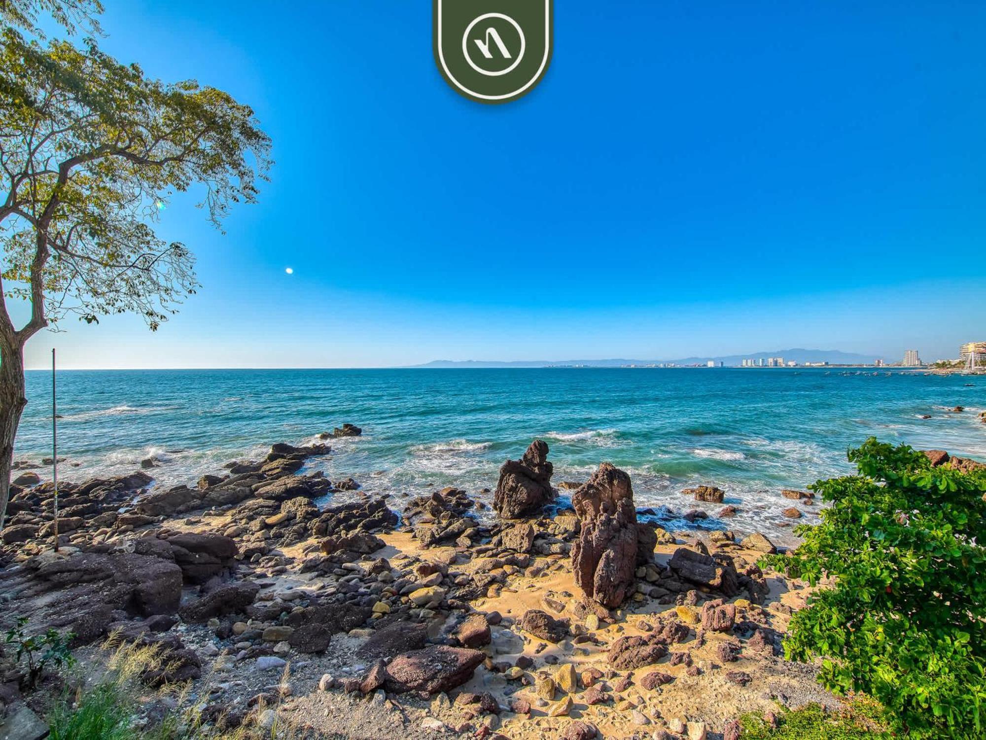 Luxury 3 Bedroom - Beachfront - Multiple Pools Apartment