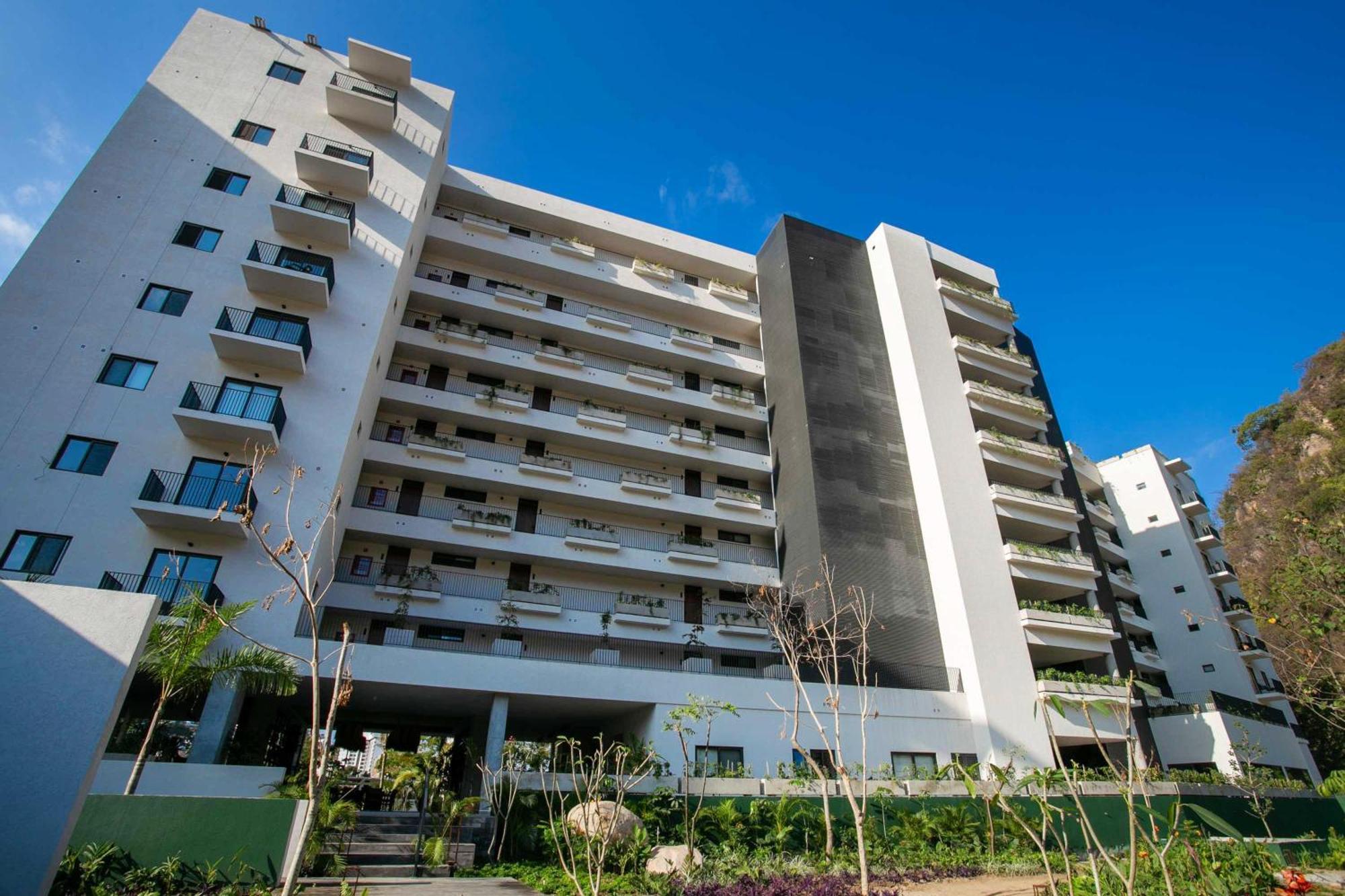 Large Corner Balcony | Bar, Gym, In Romantic Zone Holiday home