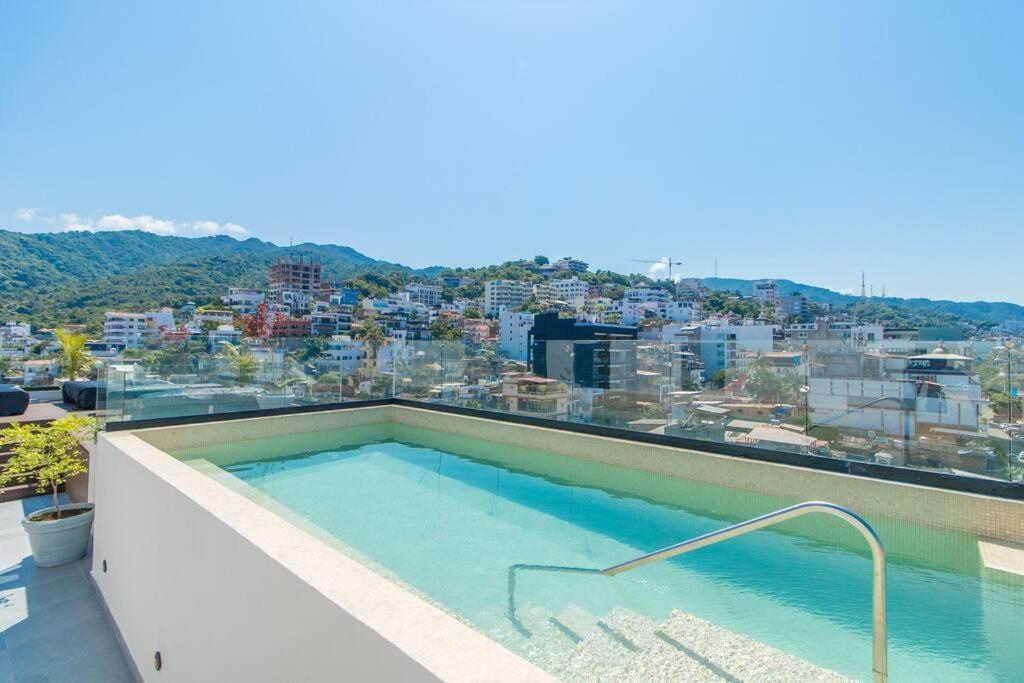 Stylish With Rooftop Pool & Modern Amenities Apartment *
