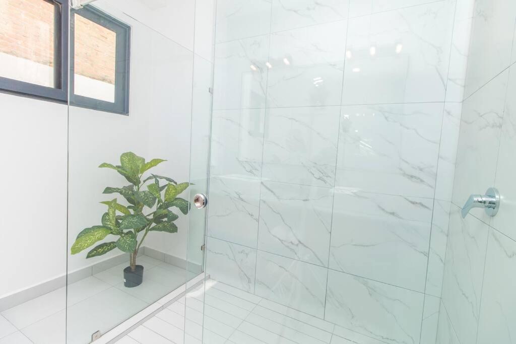 Stylish With Rooftop Pool & Modern Amenities *