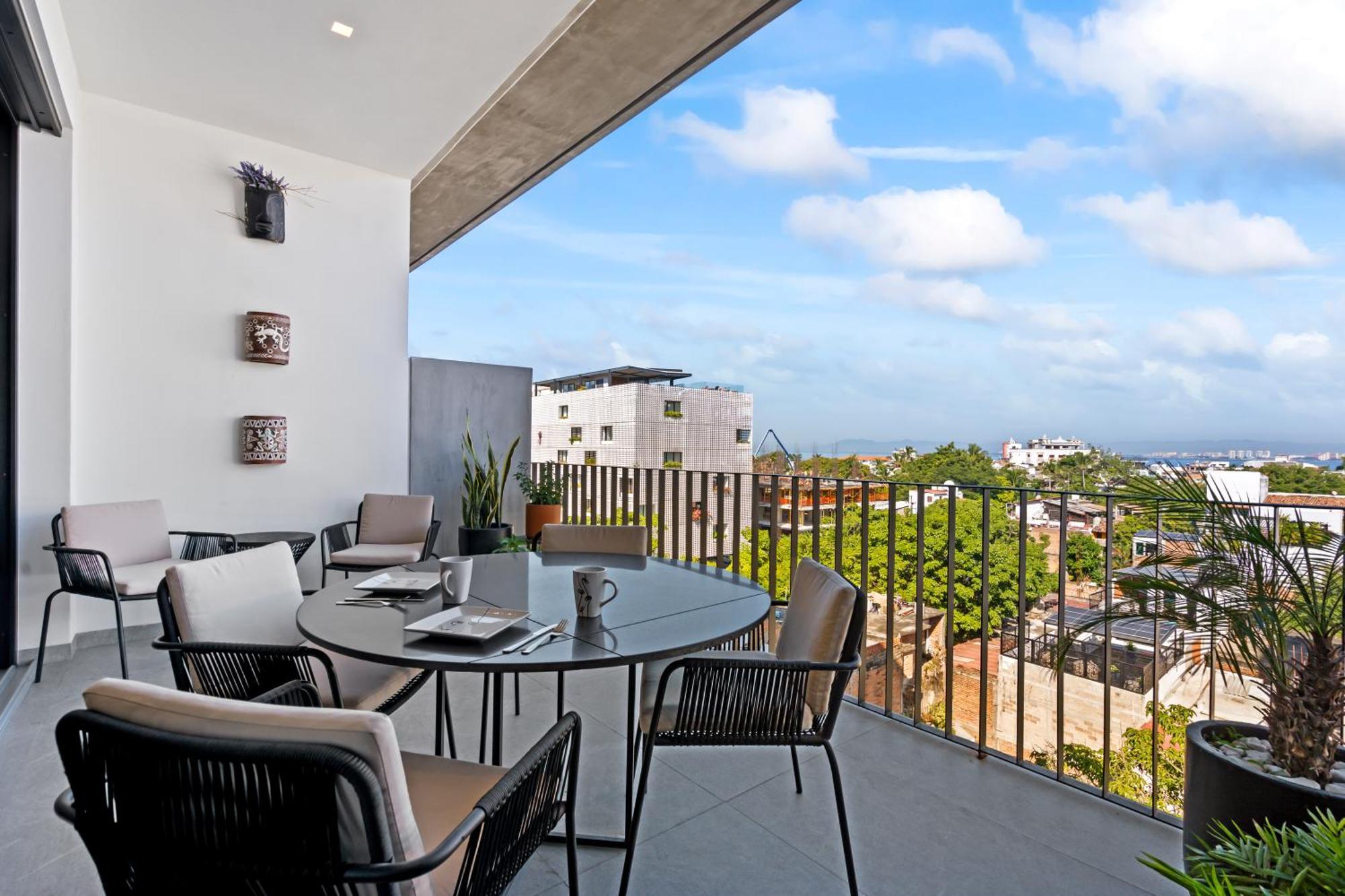 2b Modern Romantica Luxury Apartment
