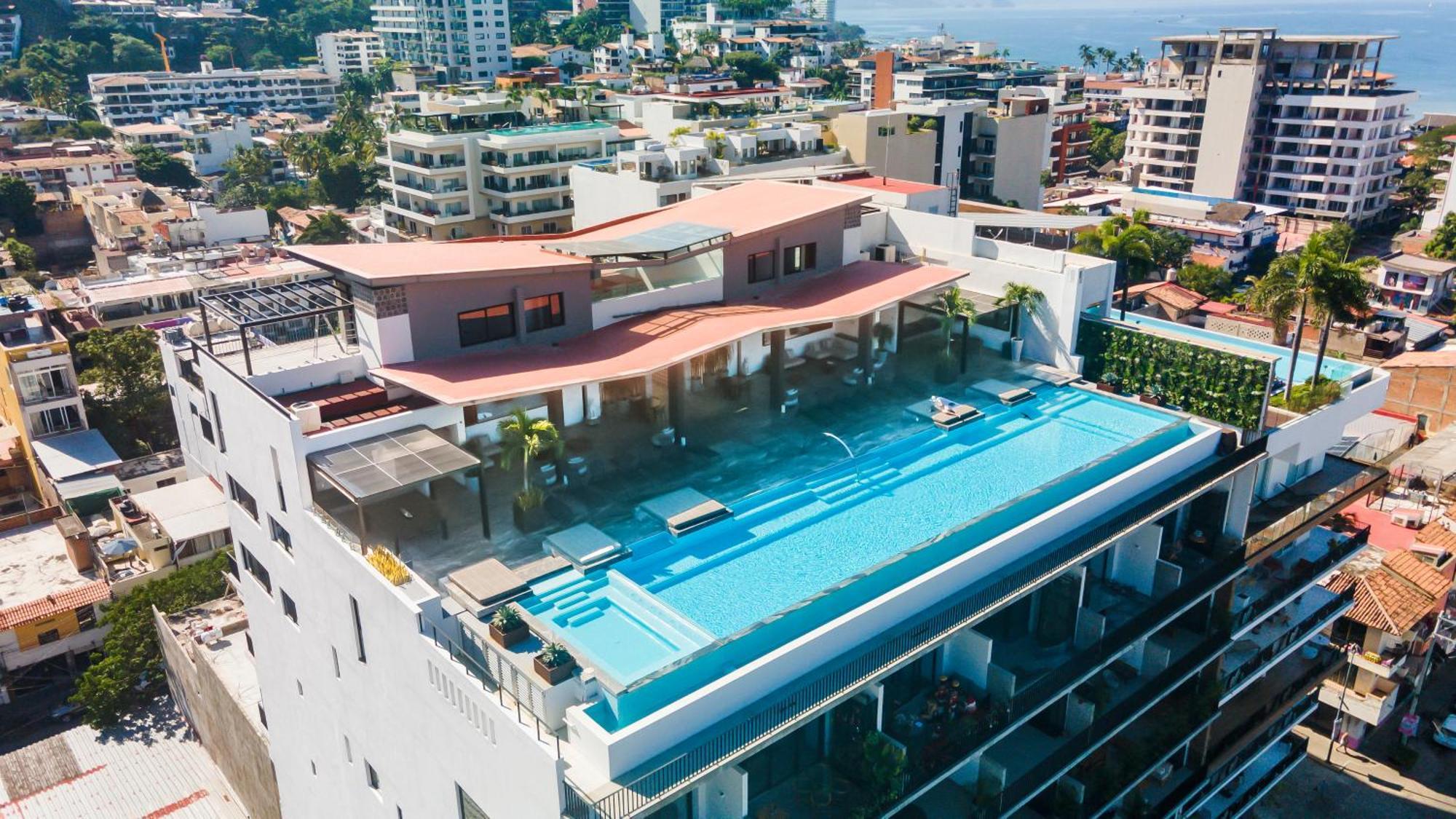2b Modern Romantica Luxury Apartment