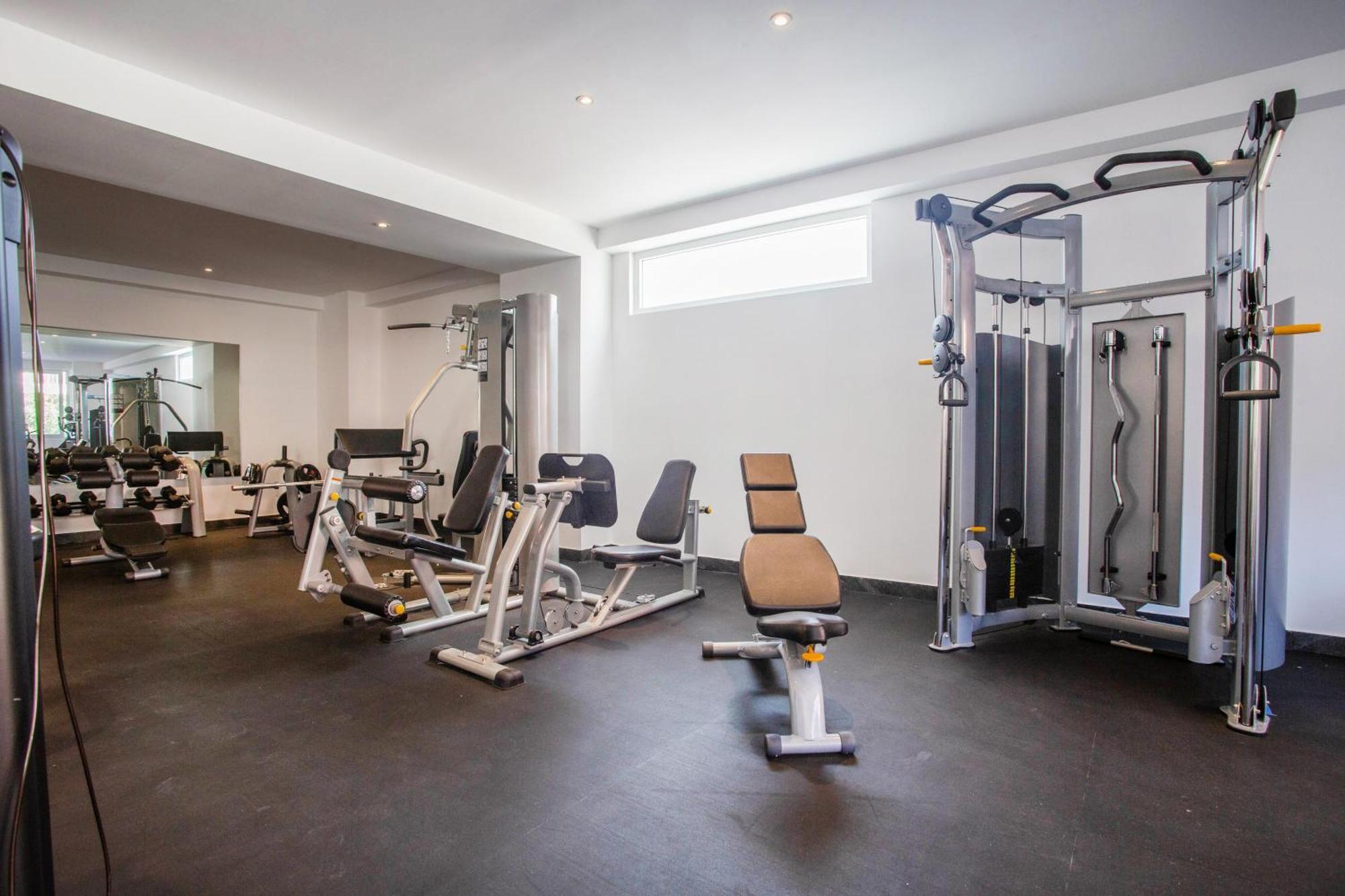 Chic With Scenic Views, Pool And Gym *