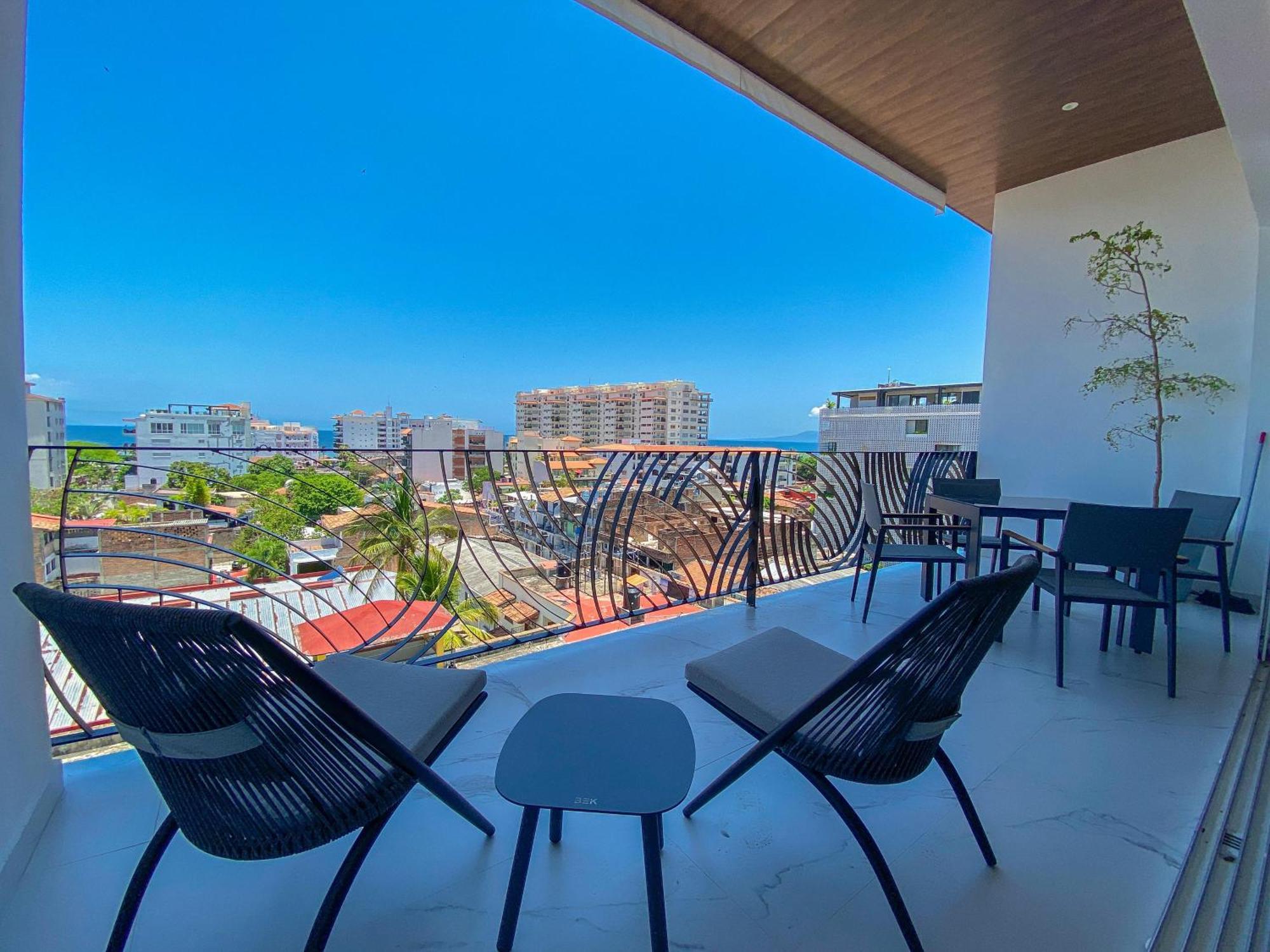 Chic With Scenic Views, Pool And Gym *