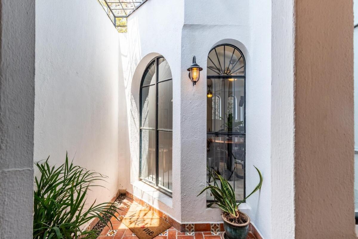 Authentic - Zona Romantica Apartment