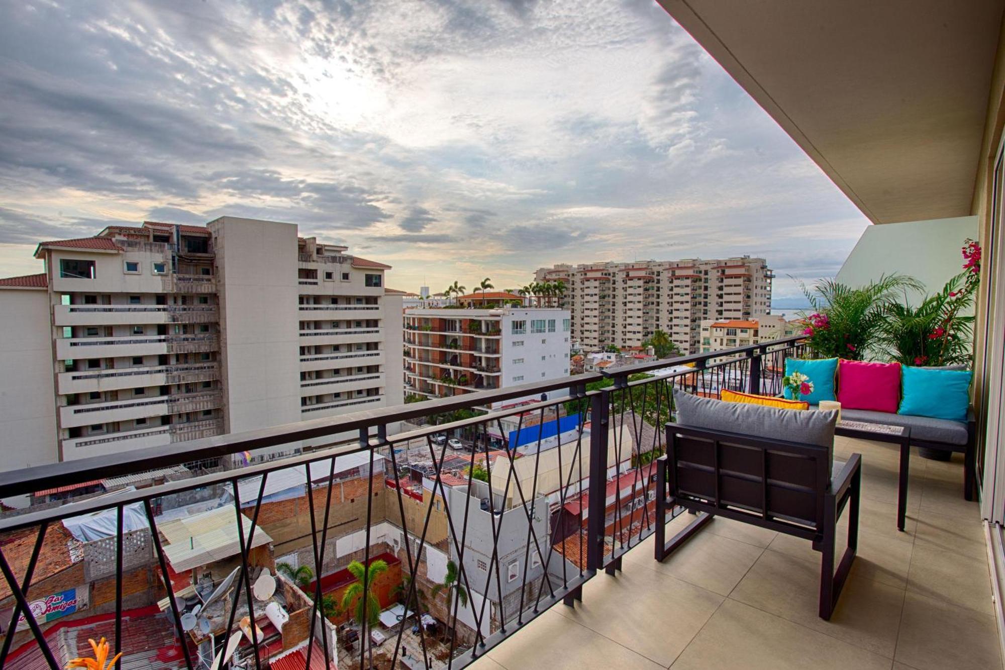Spectacular Modern Mexican Condo, Pool & Gym *