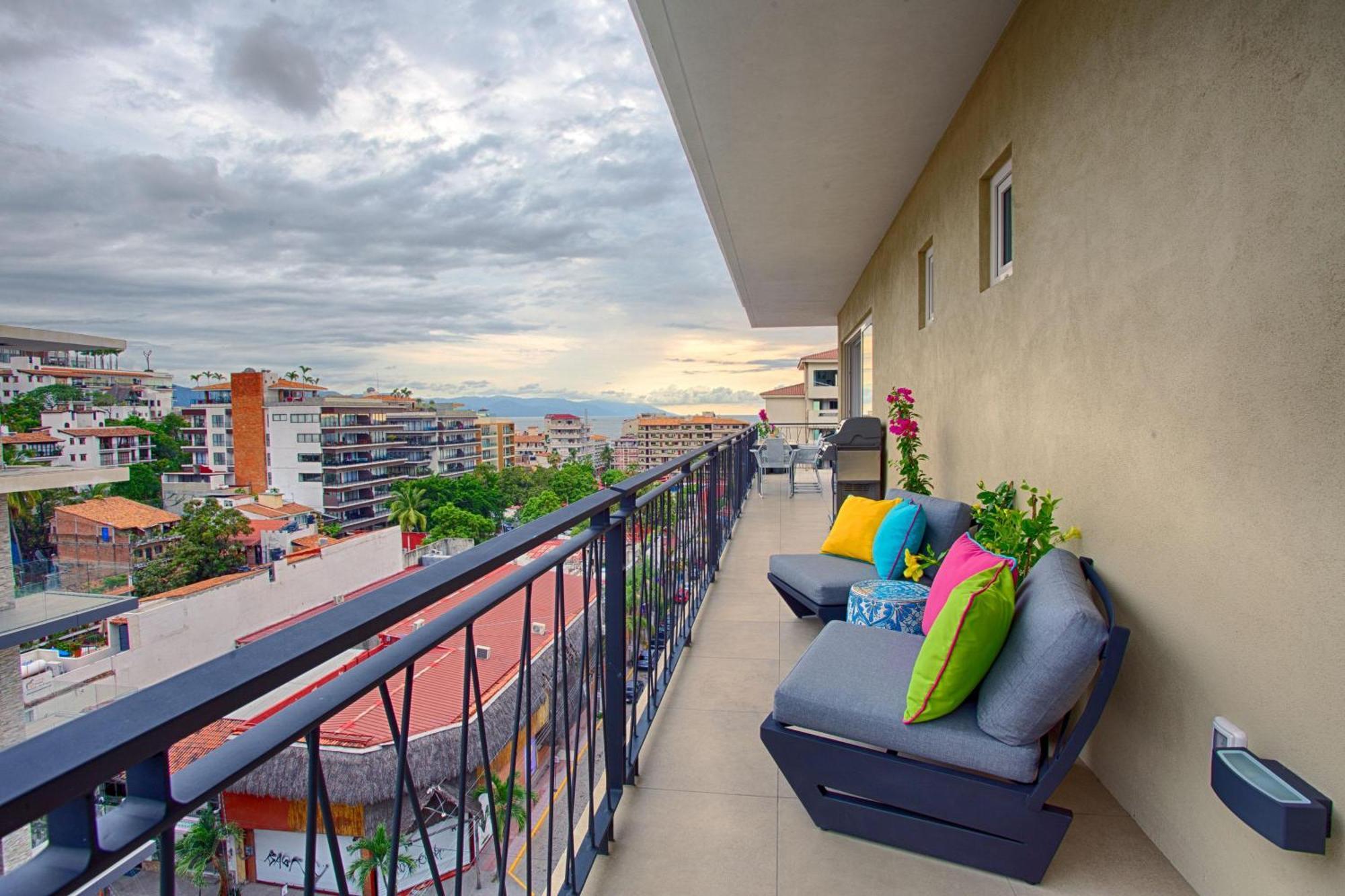 Spectacular Modern Mexican Condo, Pool & Gym Holiday home *
