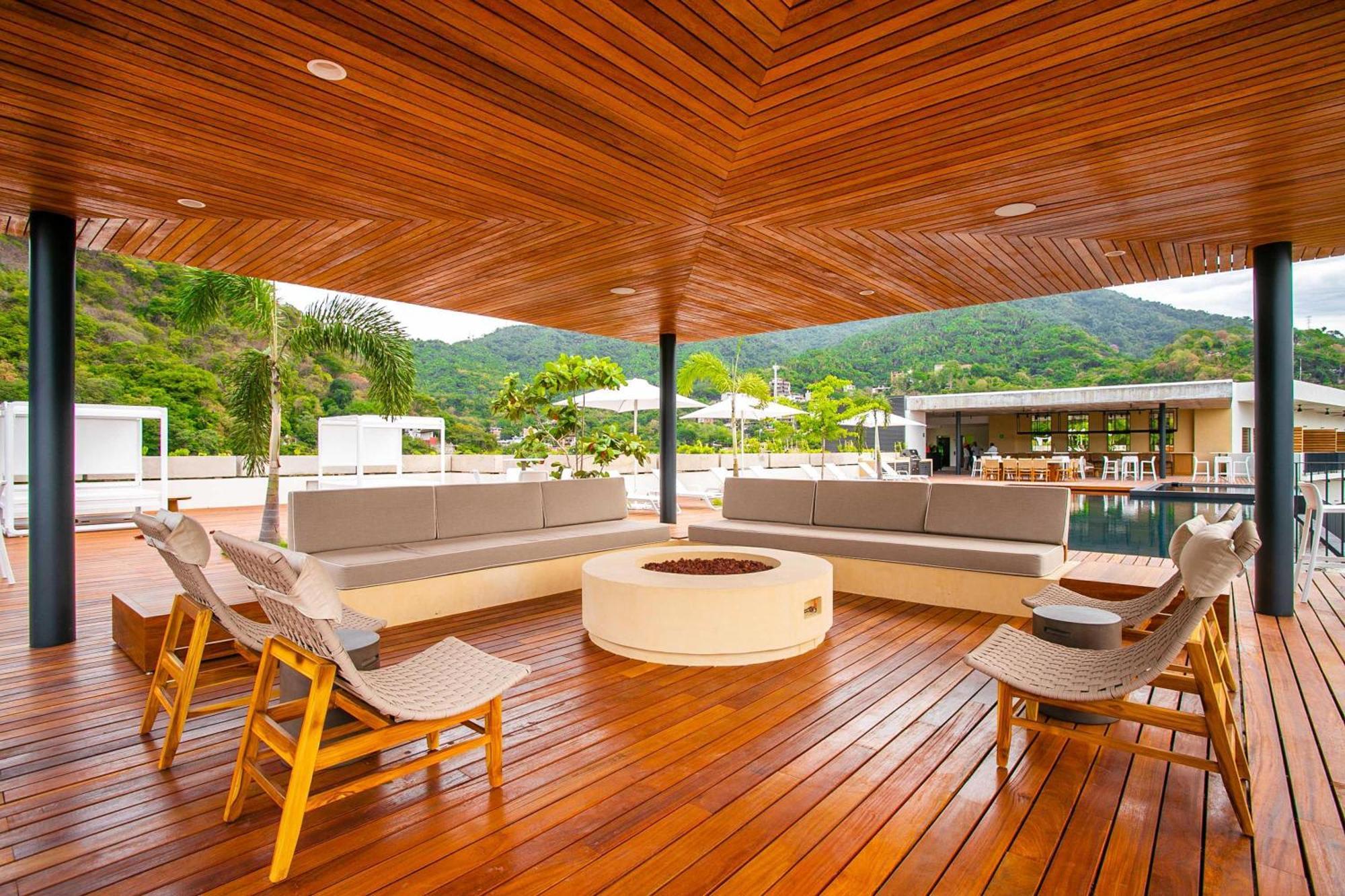 Large Corner Balcony | Bar, Gym, In Romantic Zone Holiday home