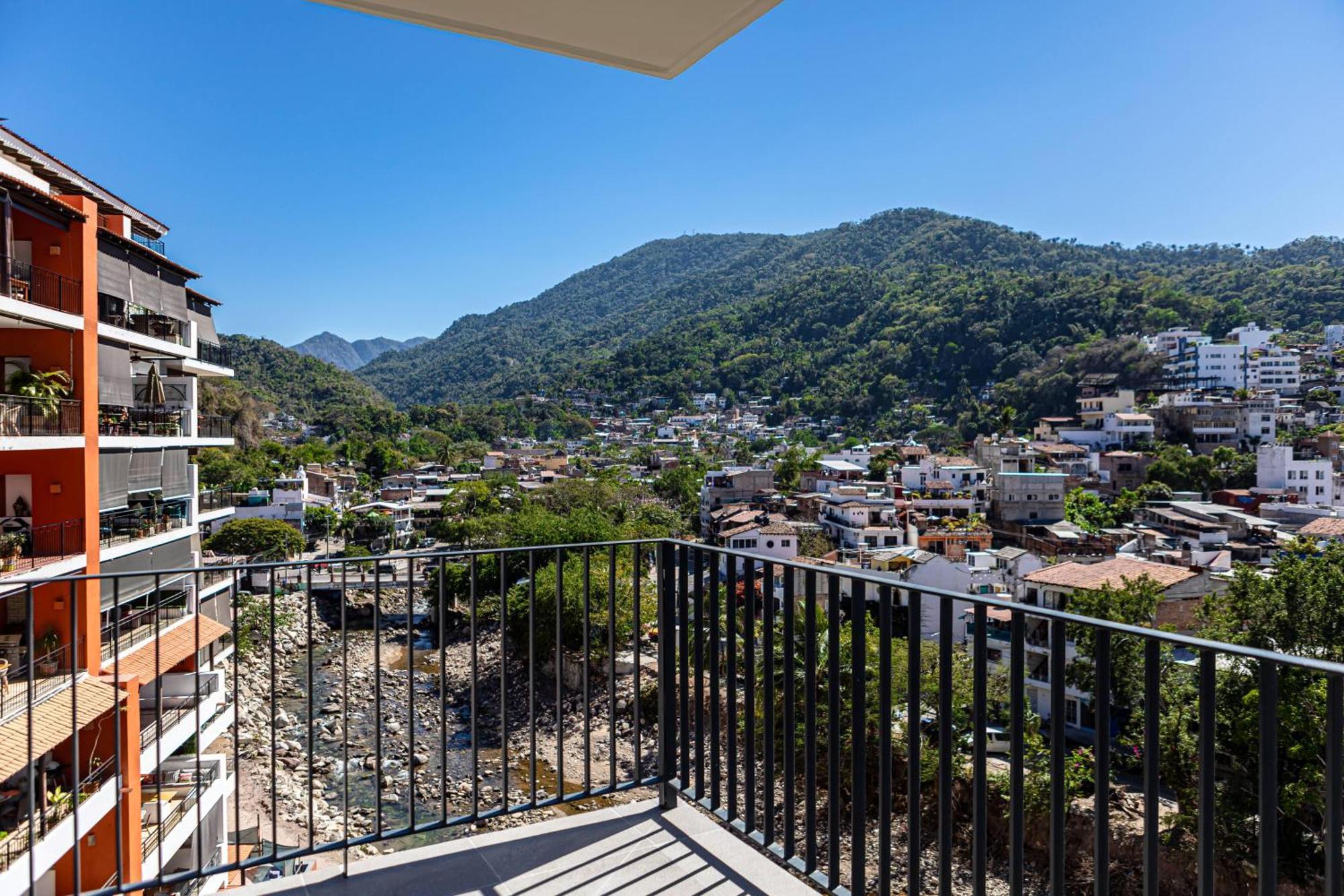Holiday home Large Corner Balcony | Bar, Gym, In Romantic Zone