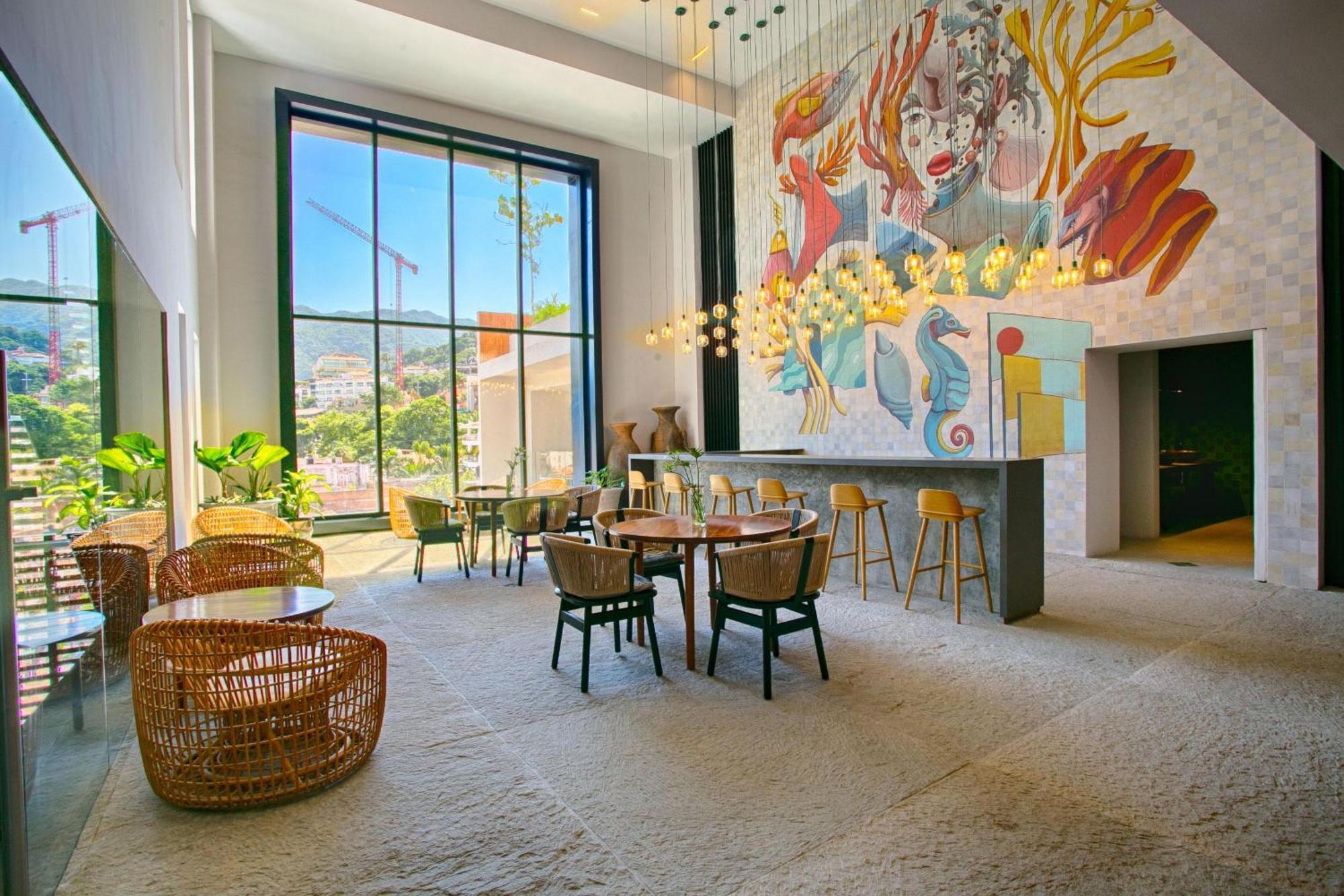 Hgtv Funky Loft-style Condo, Mtn Views, Pool, Gym
