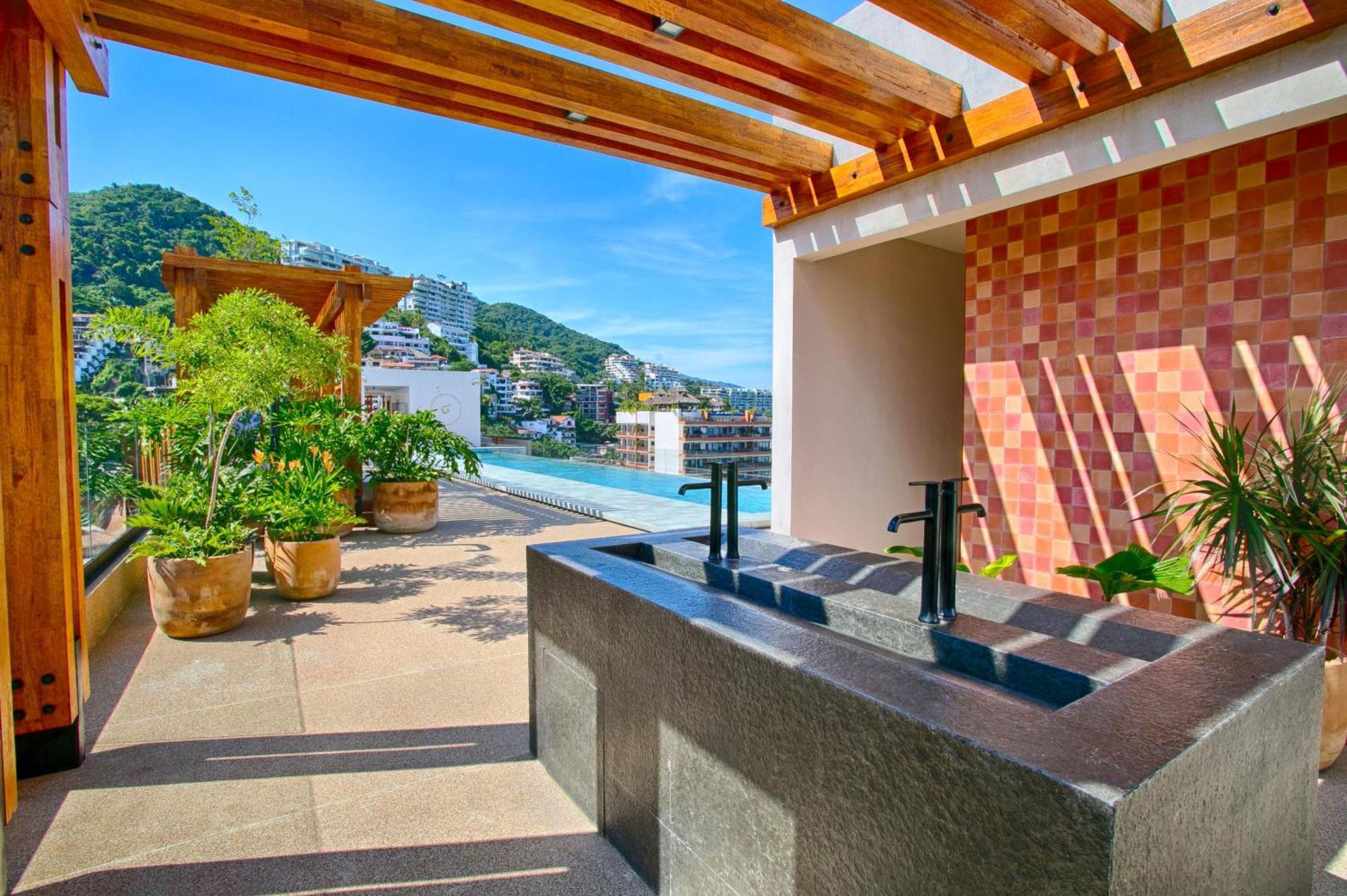 Hgtv Funky Loft-style Condo, Mtn Views, Pool, Gym *