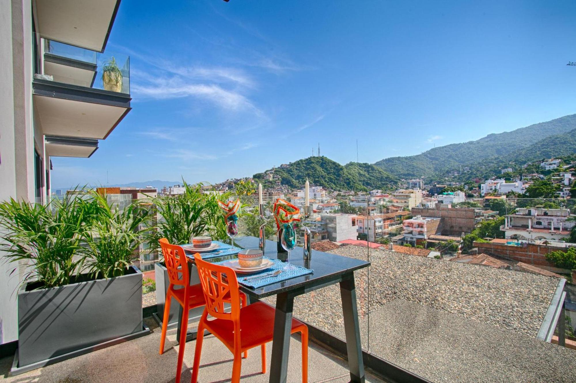 Holiday home Hgtv Funky Loft-style Condo, Mtn Views, Pool, Gym
