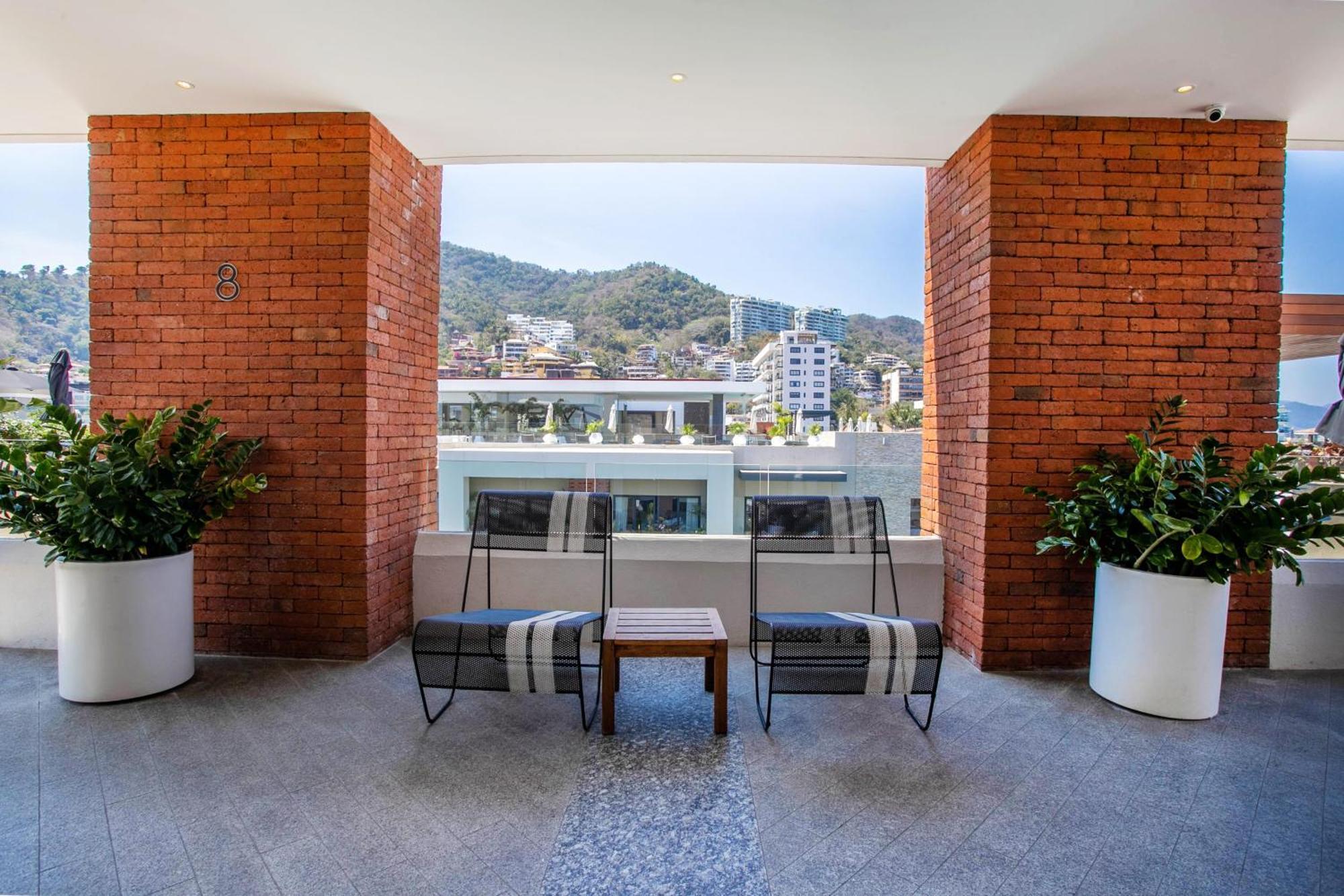 Floor With Partial Ocean Views, Pools, Gym