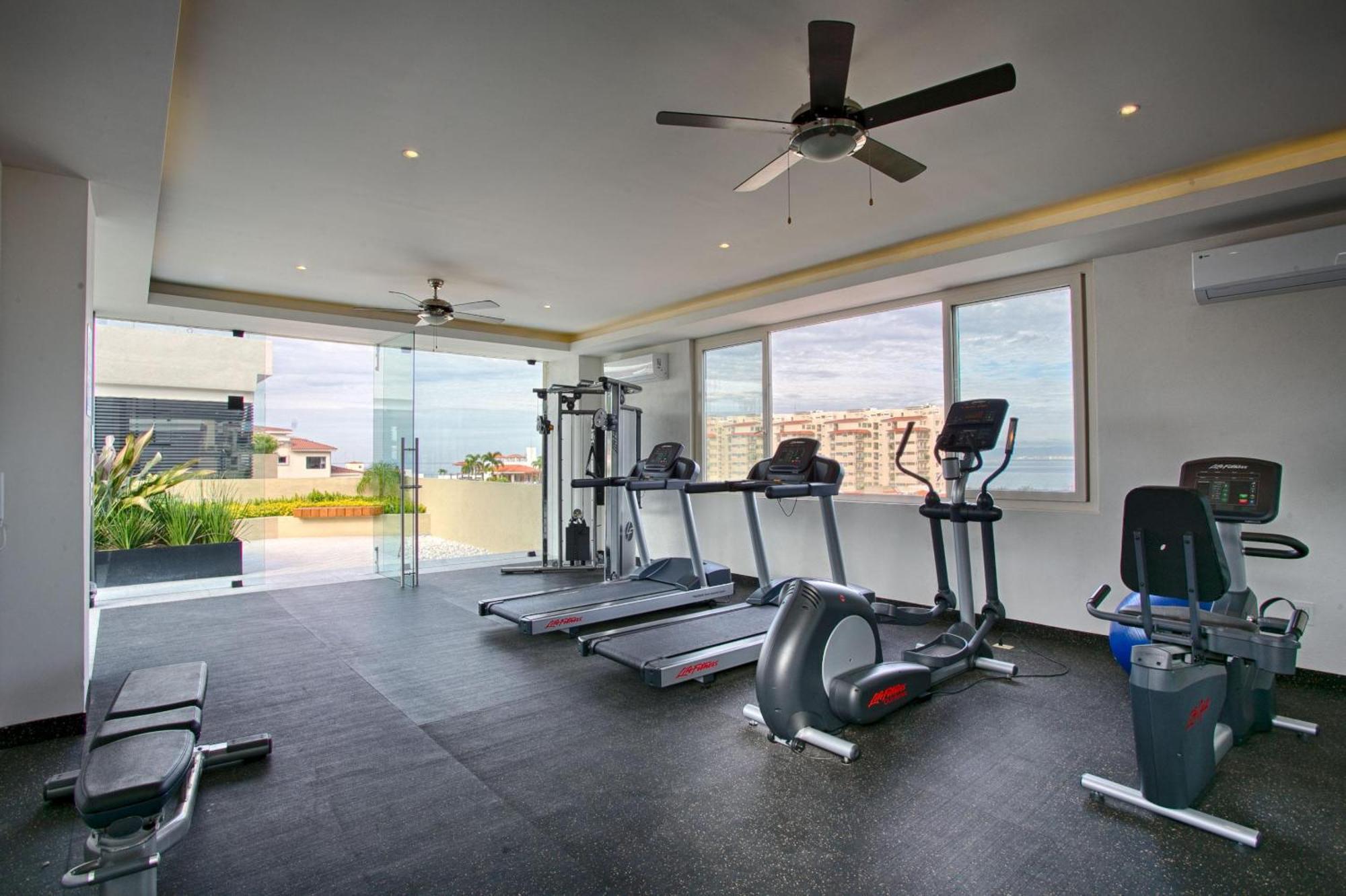 Floor With Partial Ocean Views, Pools, Gym Holiday home *