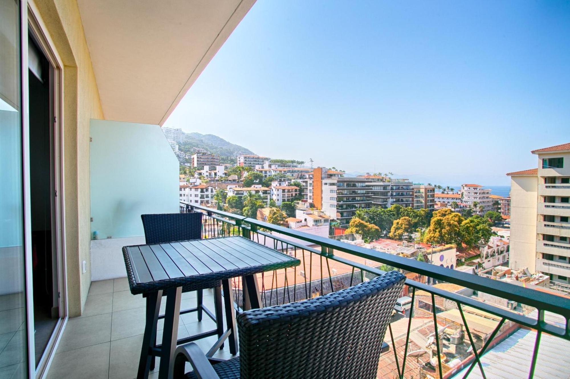 Floor With Partial Ocean Views, Pools, Gym Holiday home Puerto Vallarta