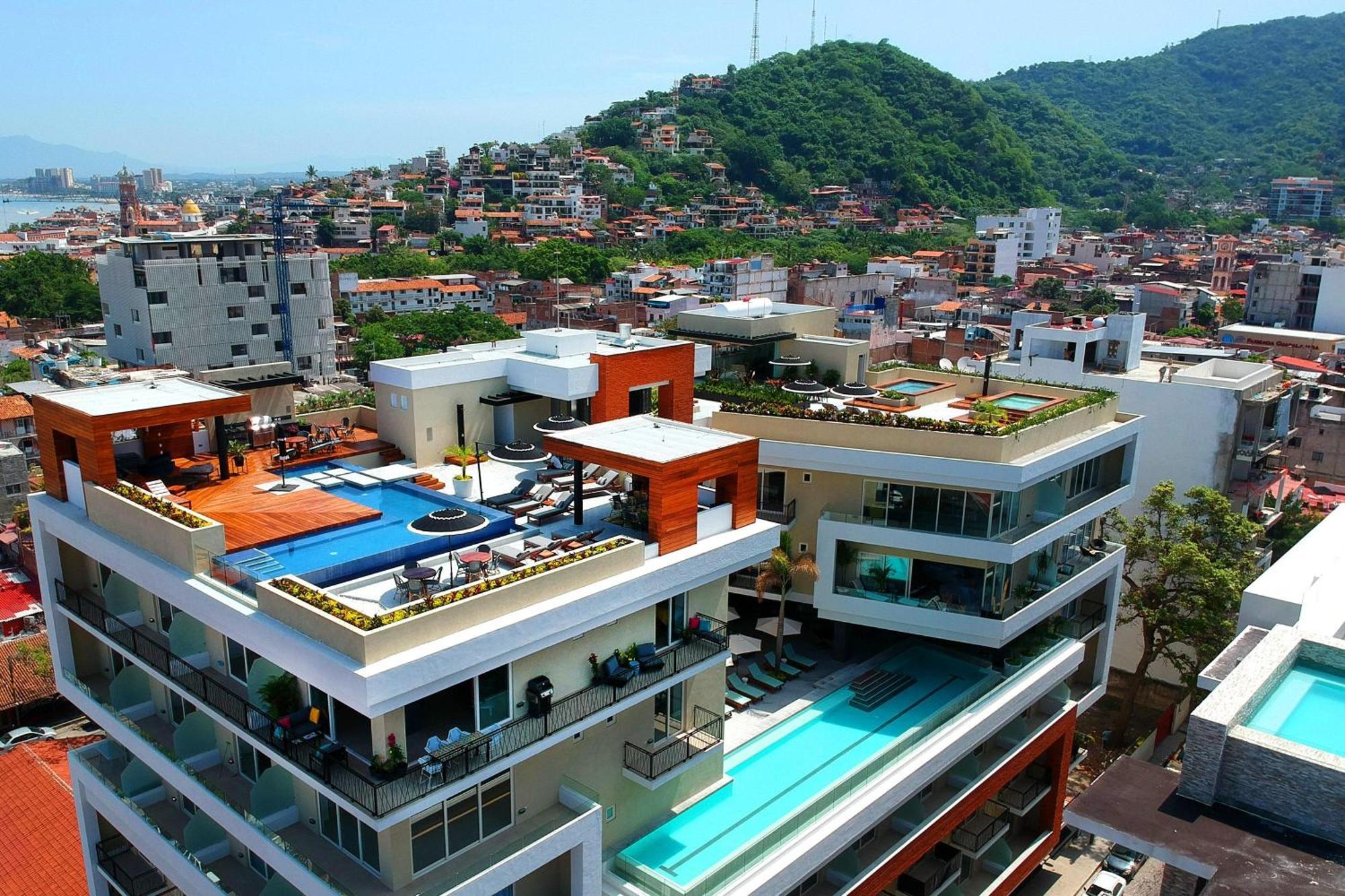 Floor With Partial Ocean Views, Pools, Gym Holiday home Puerto Vallarta