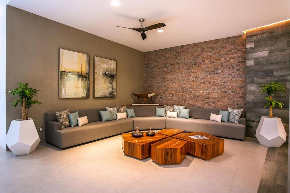 In Location, Rooftop Pool, Hot Tub, Gym, Fire Pit *