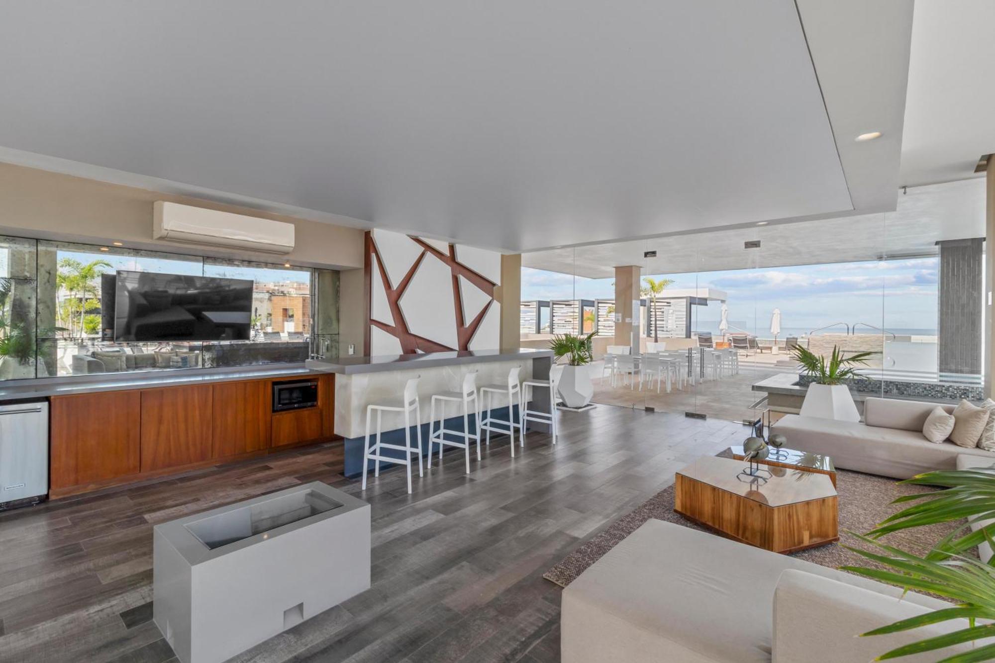 In Location, Rooftop Pool, Hot Tub, Gym, Fire Pit *