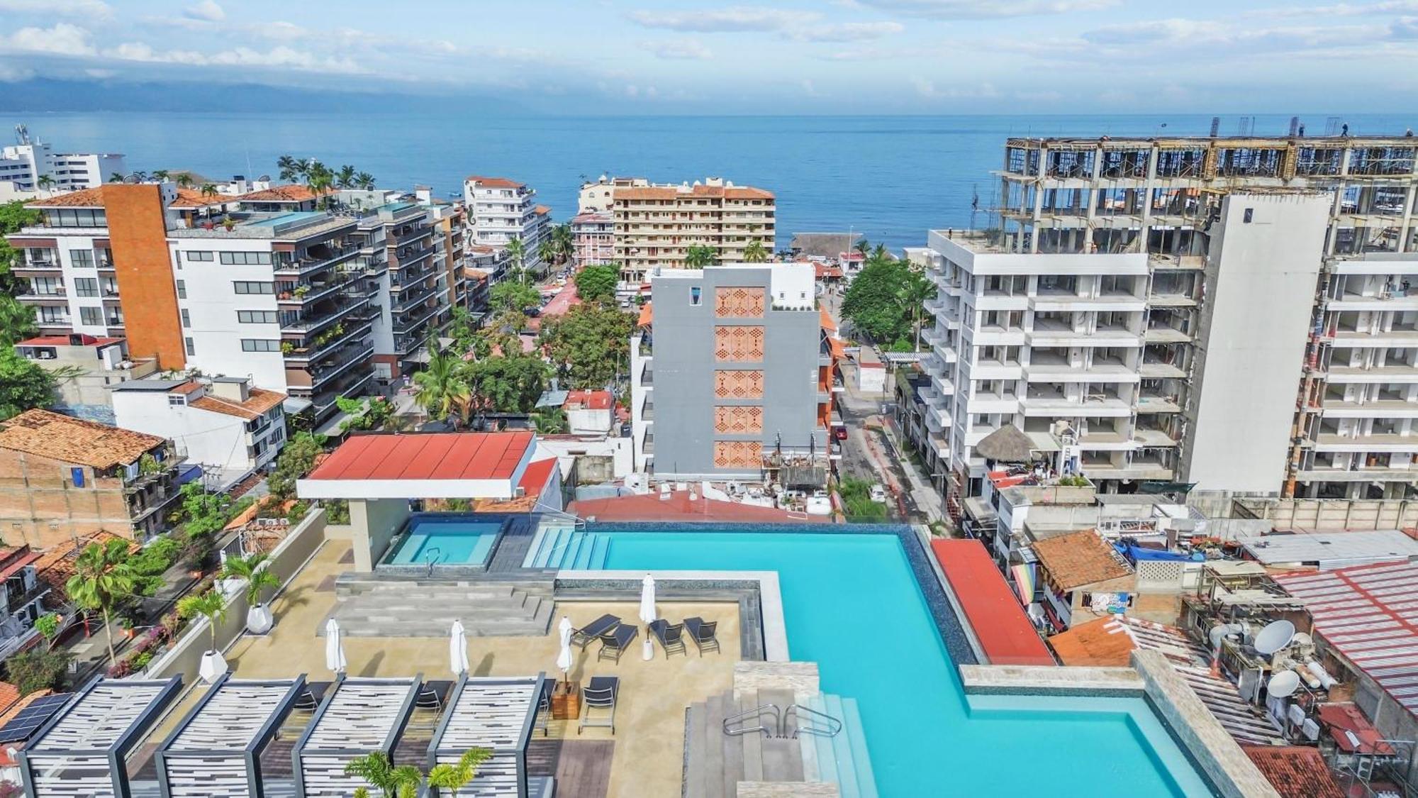 In Location, Rooftop Pool, Hot Tub, Gym, Fire Pit