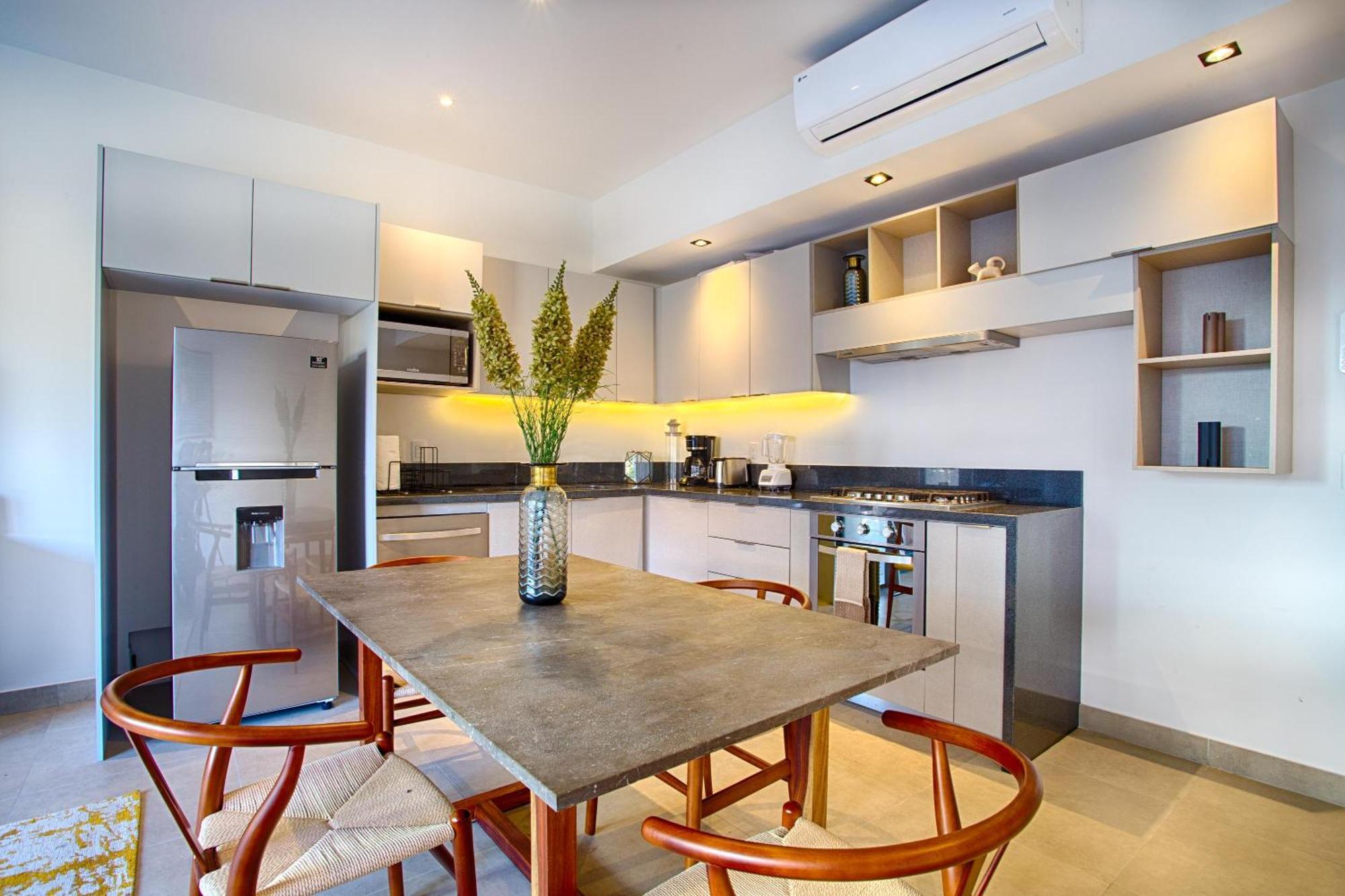 Modern 1bd 2ba, 2 Balconies, Pools And Gym Holiday home *