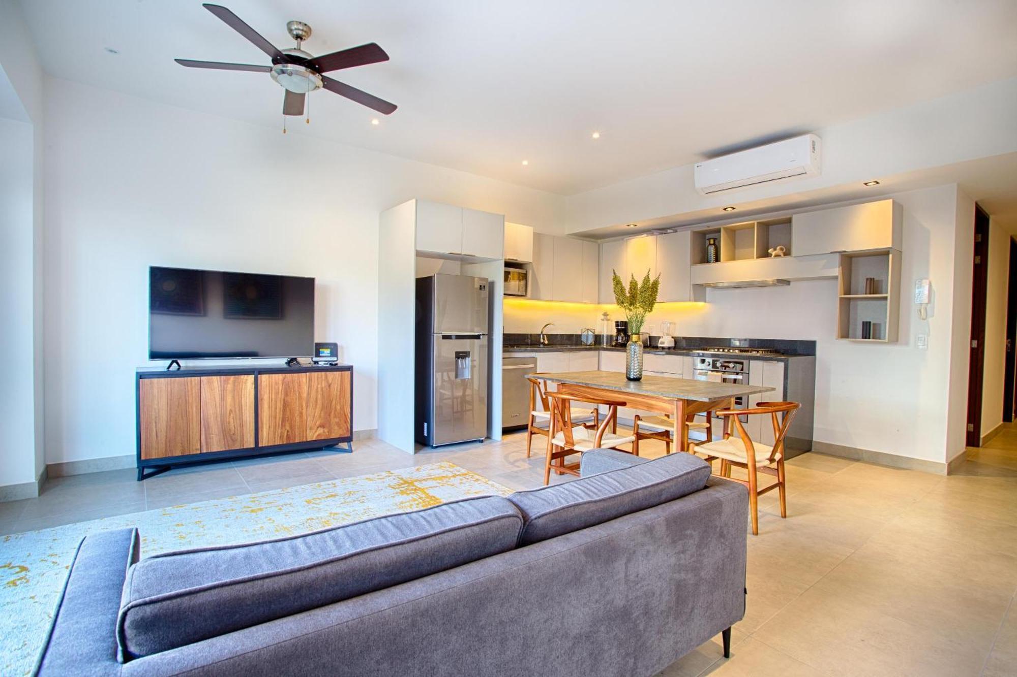 Modern 1bd 2ba, 2 Balconies, Pools And Gym * Puerto Vallarta