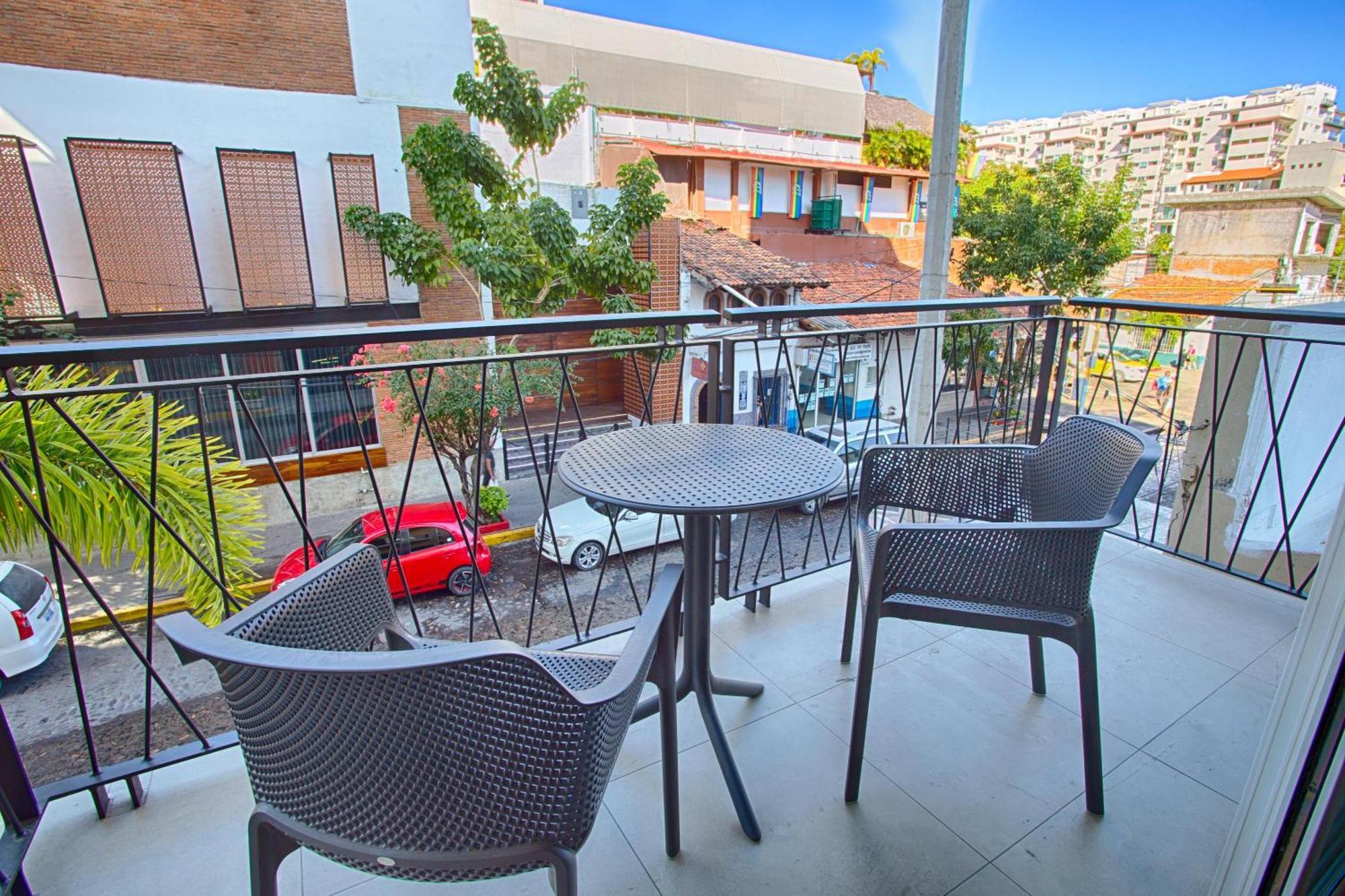 Holiday home Modern 1bd 2ba, 2 Balconies, Pools And Gym *