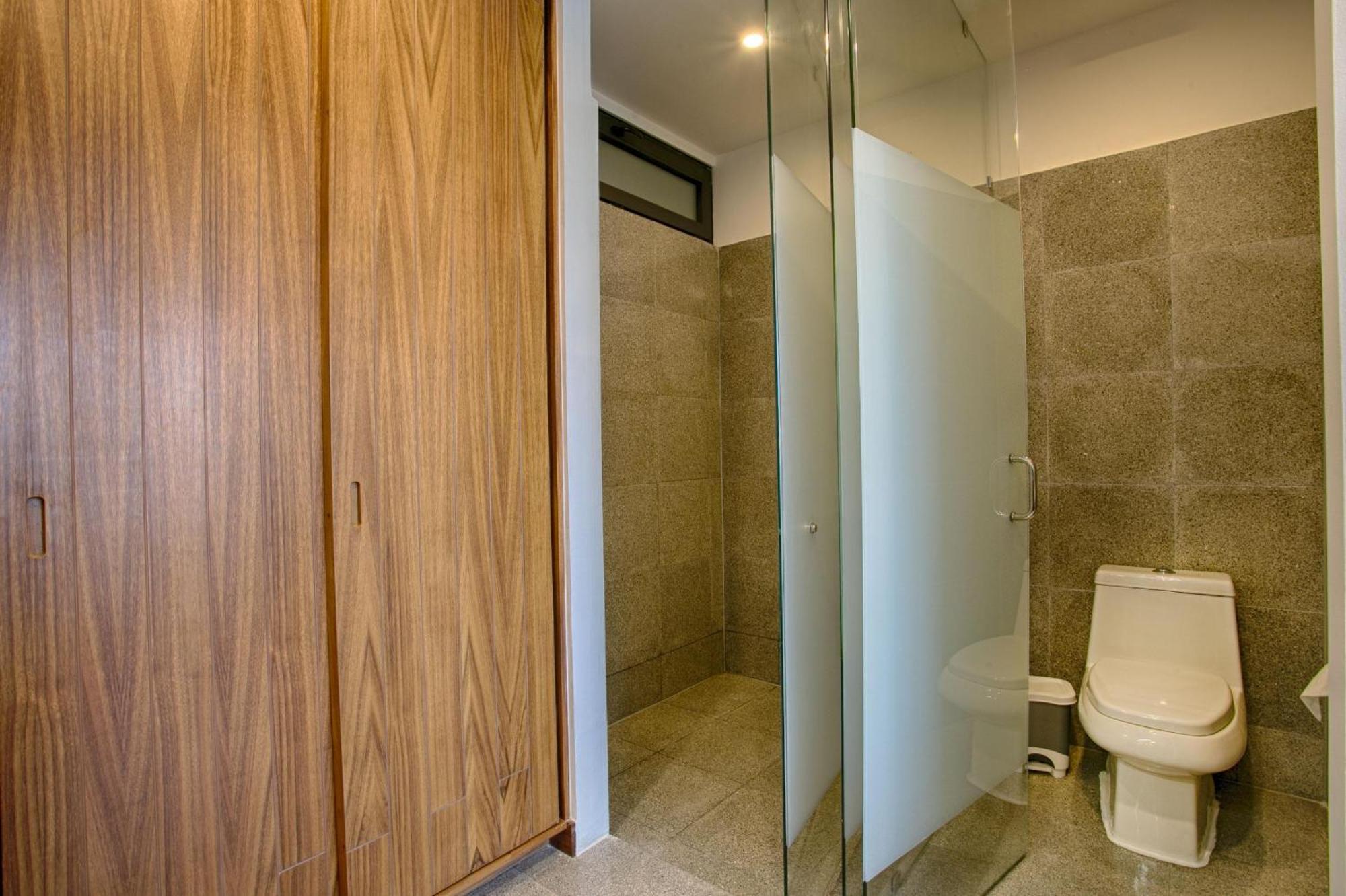 Holiday home Chic, Spacious Condo, Great Walkability, Pool, Gym, Rooftop Views *