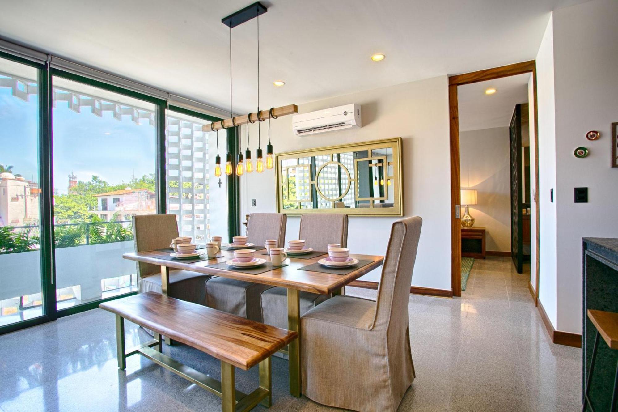 Holiday home Chic, Spacious Condo, Great Walkability, Pool, Gym, Rooftop Views *
