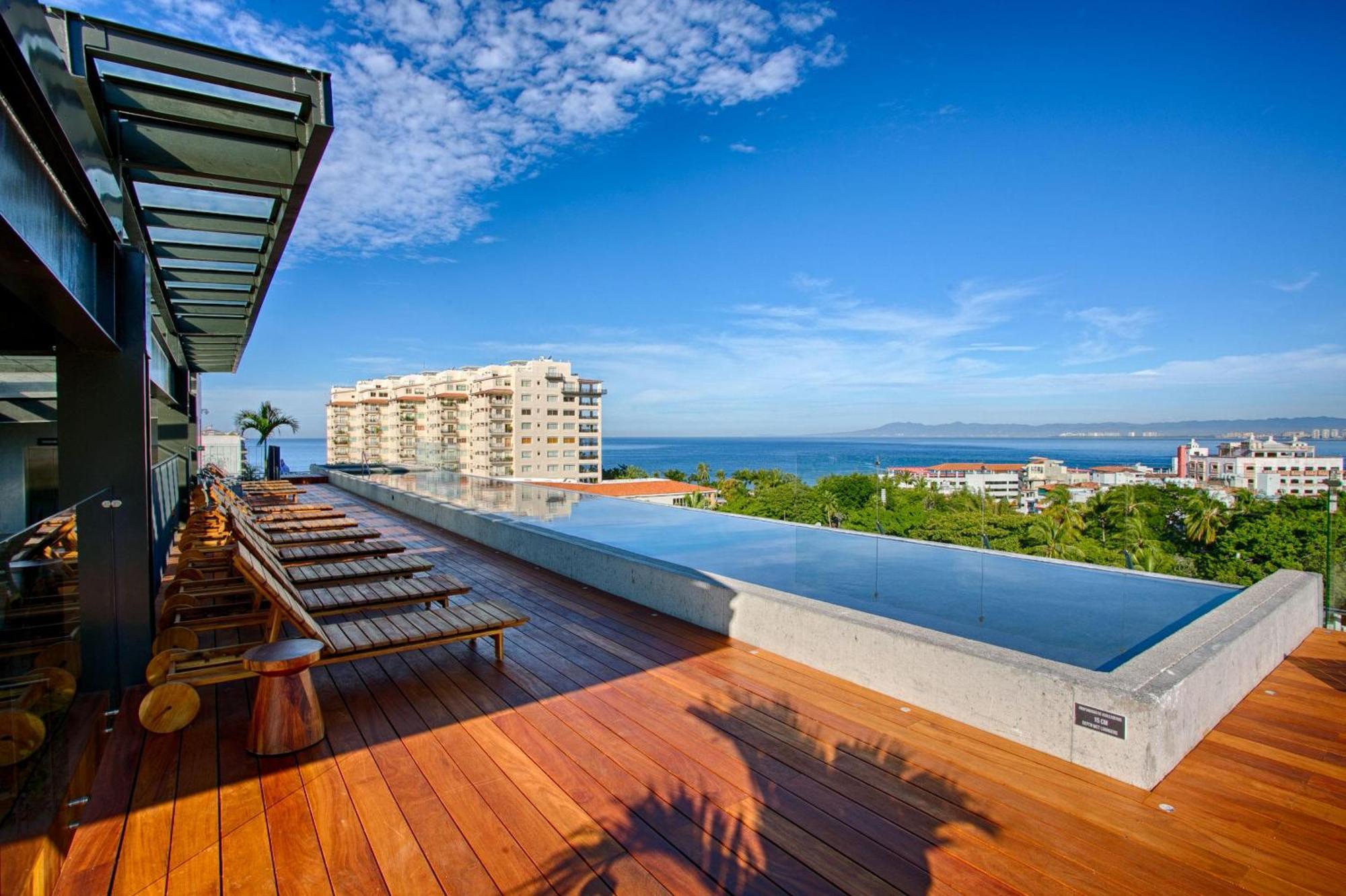 Holiday home Chic, Spacious Condo, Great Walkability, Pool, Gym, Rooftop Views