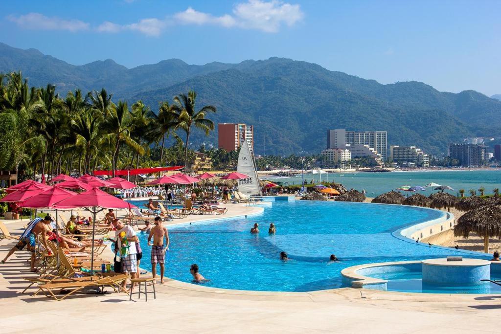 Beachfront With Access To Pools, Gym, Tennis Court Puerto Vallarta