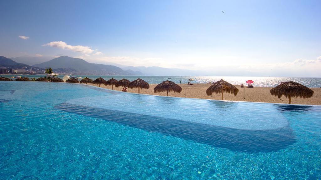 Beachfront With Access To Pools, Gym, Tennis Court Holiday home