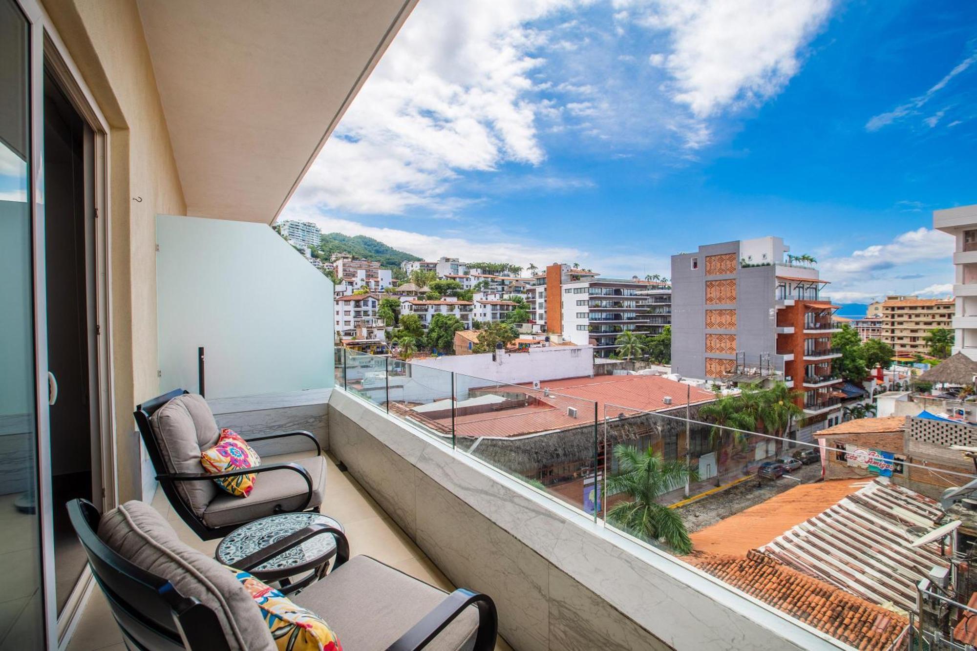 Pavilion - 2 Pools, 2 Hot Tubs, Gym, Bbq * Puerto Vallarta