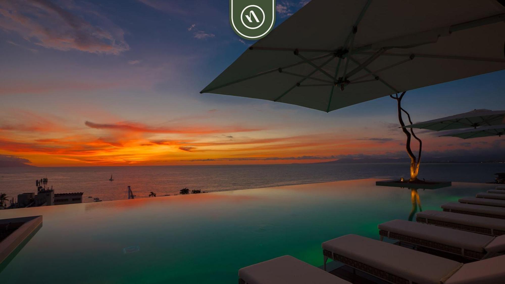 Luxury Corner Unit With Breataking Ocean Views