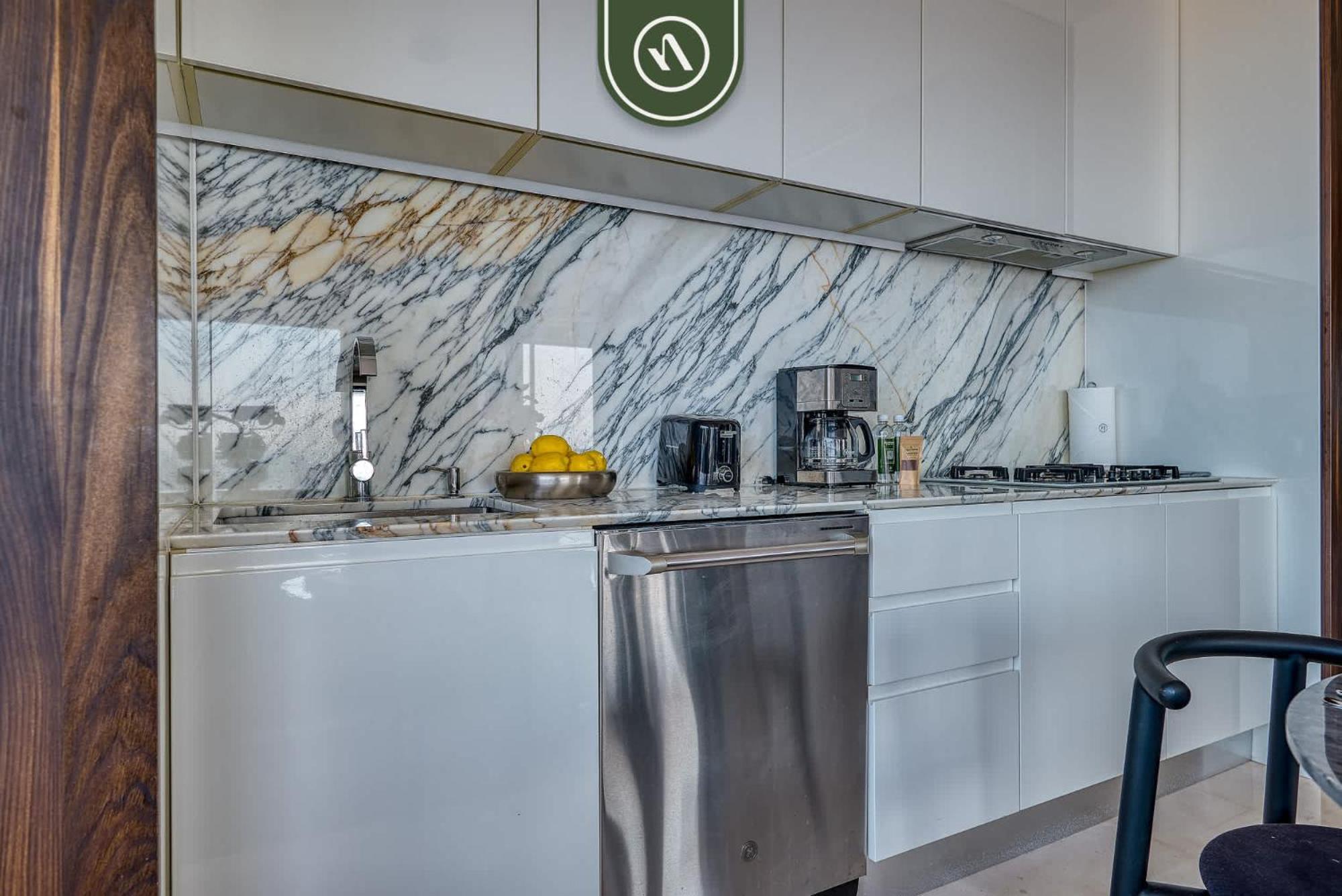 Luxury Corner Unit With Breataking Ocean Views Apartment