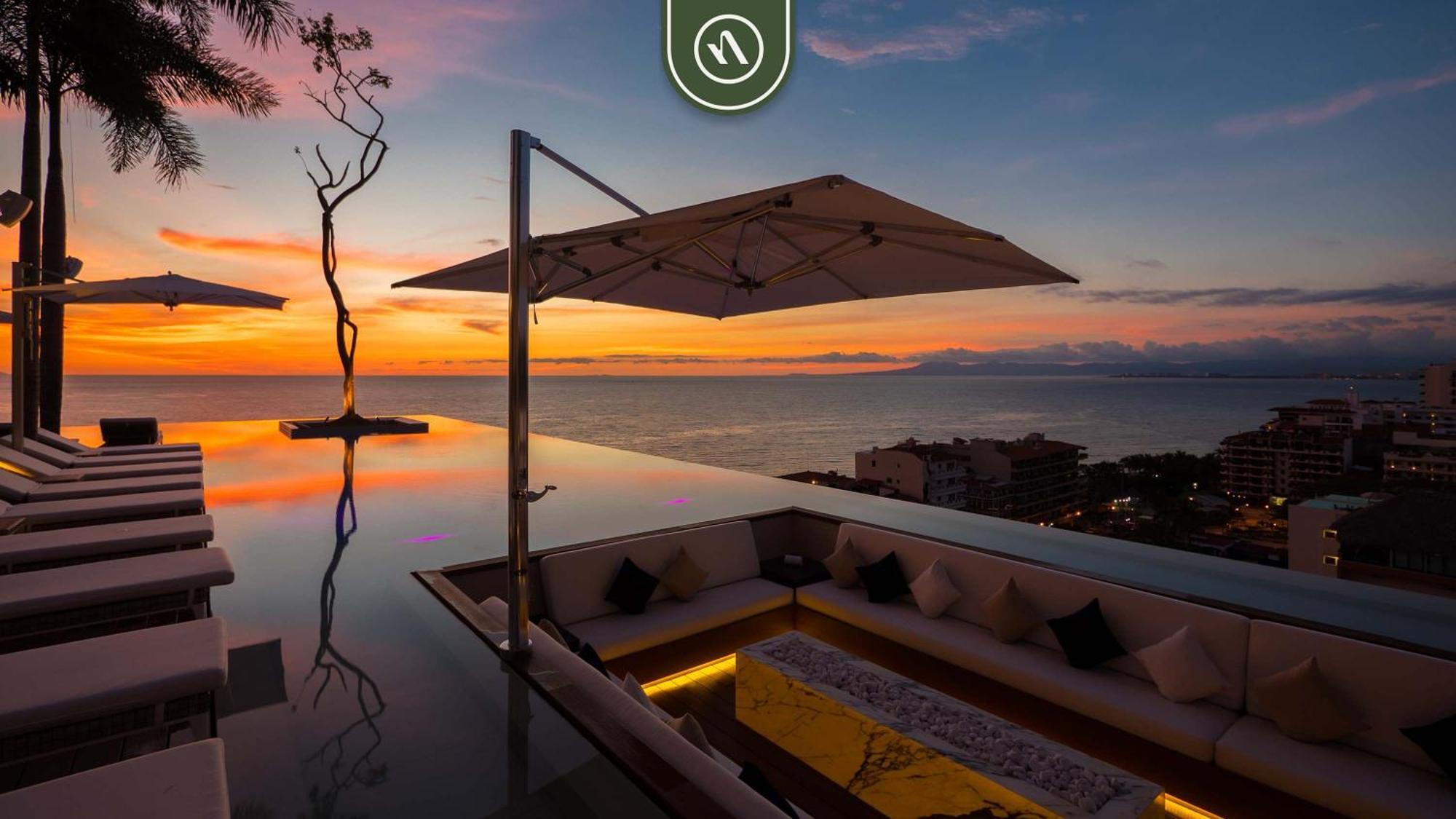 Apartment Luxury Corner Unit With Breataking Ocean Views *