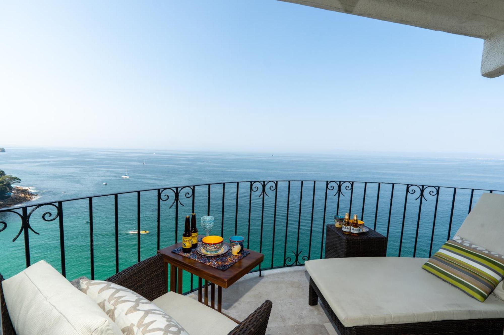 Ocean Front Penthouse Newly Renovated, Sleeps 6, Casa Agua, Girasol Apartment *