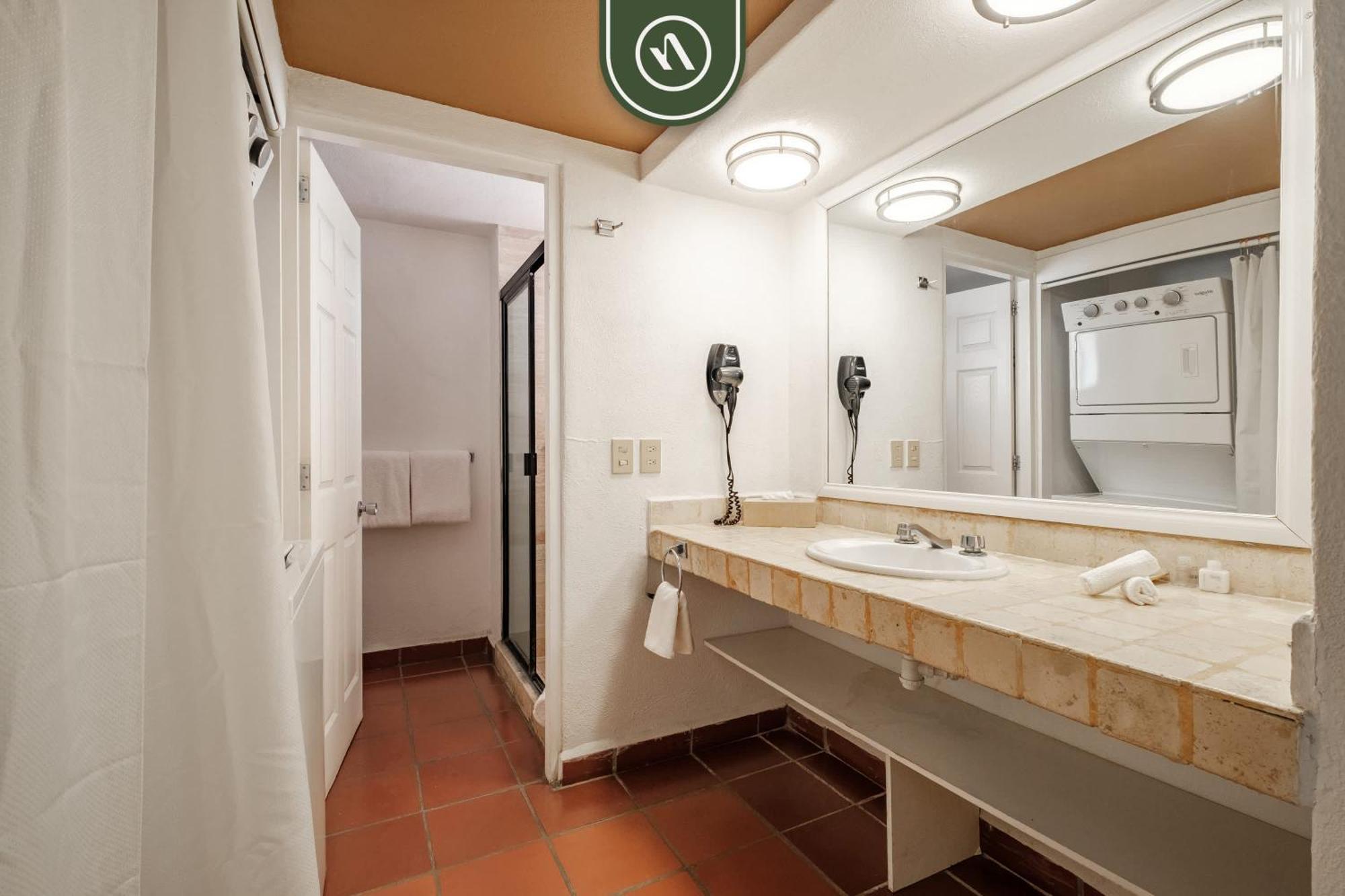 Amazing 1 Bedroom - Partial Oceanview - Pool Apartment