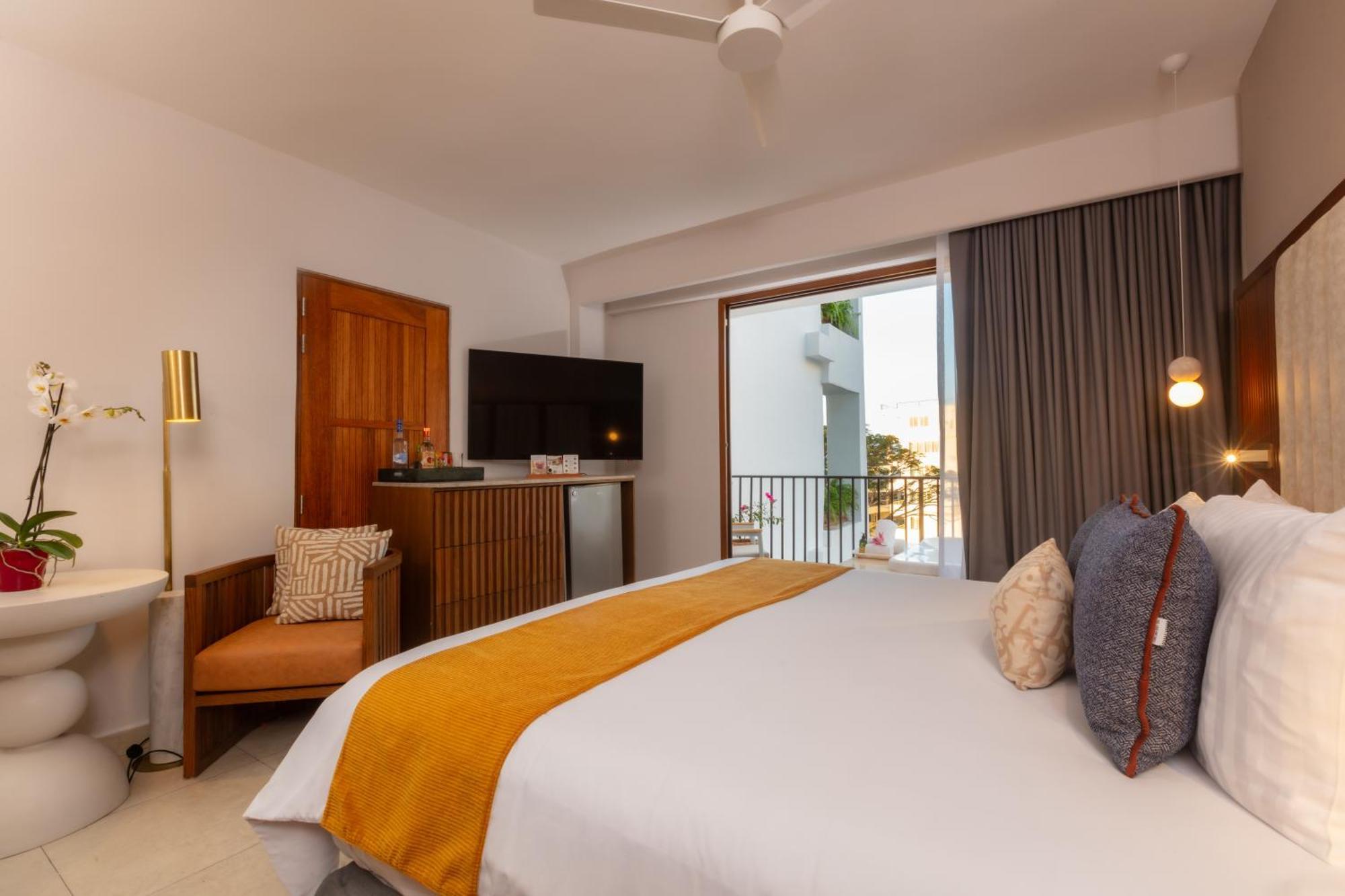 Almar Luxury Lgbt Front Experience (adults Only)