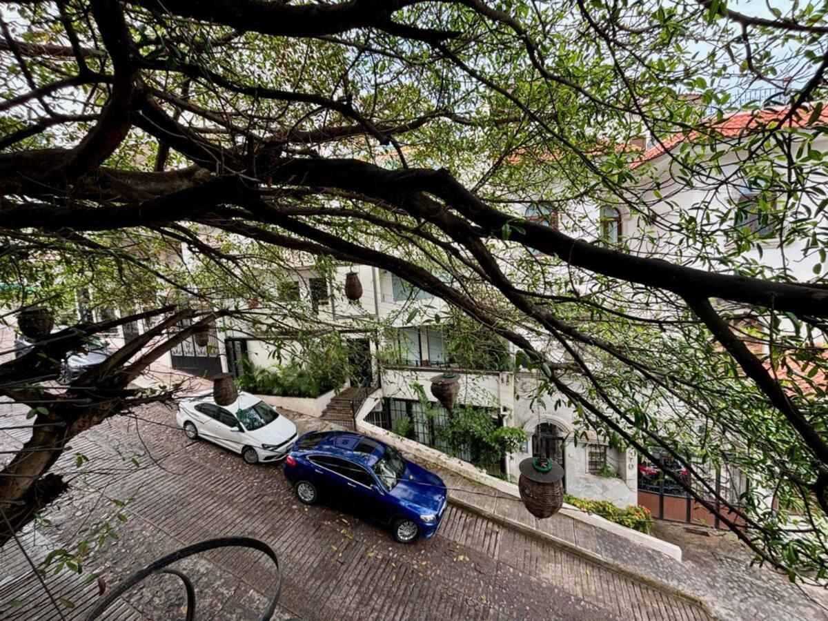 Apartment Newly Renovated 2 Bedroom With Patio Unit B Sleeps 4-6 *