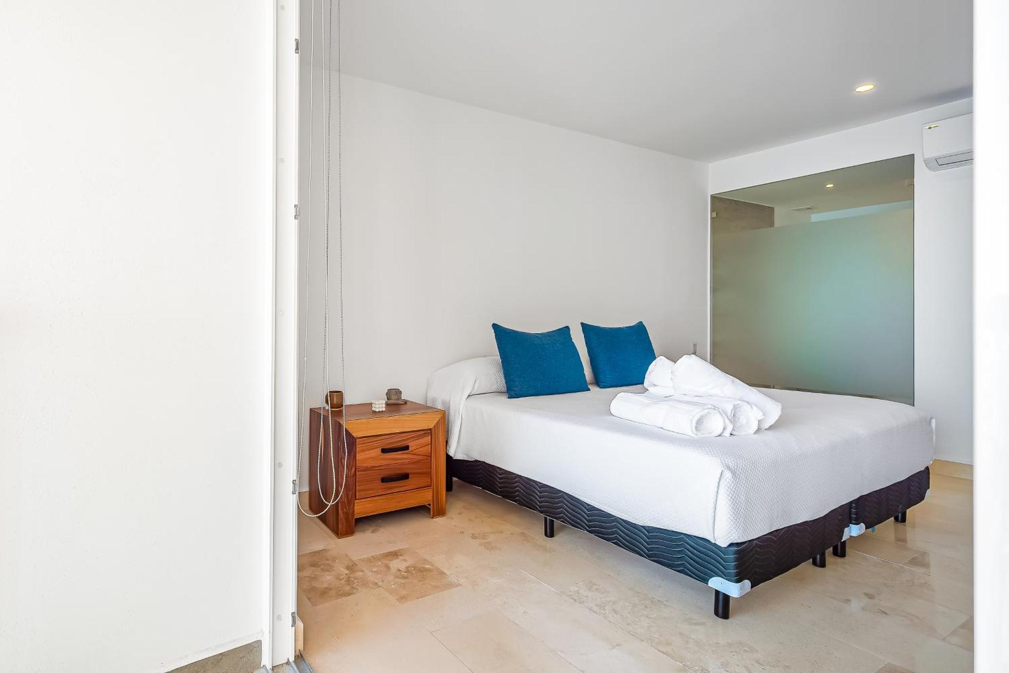 Hotel Harbor 171 #711