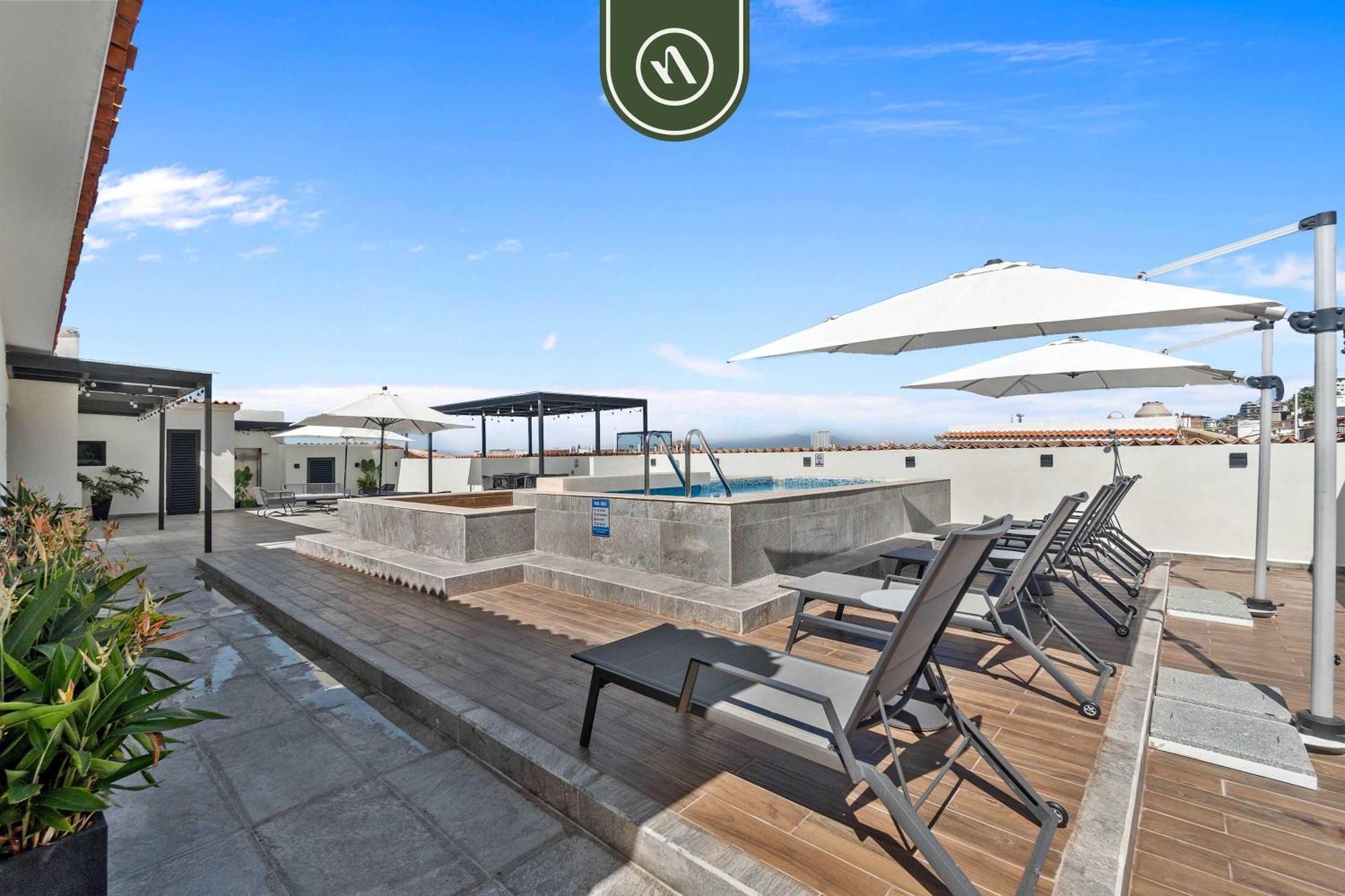 Restored Historic 2 Bedroom In Downtown - Pool