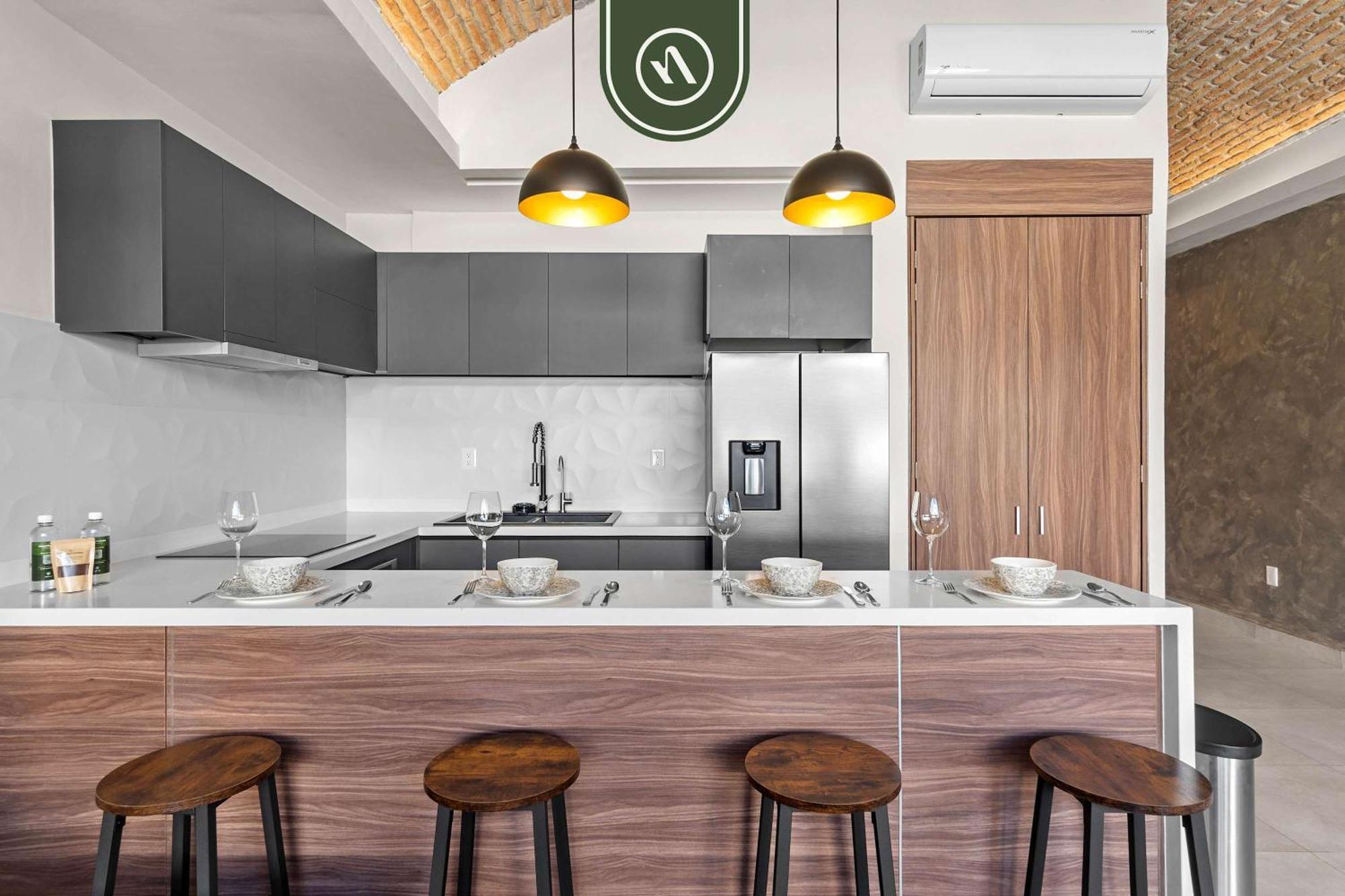 Restored Historic 2 Bedroom In Downtown - Pool Apartment *