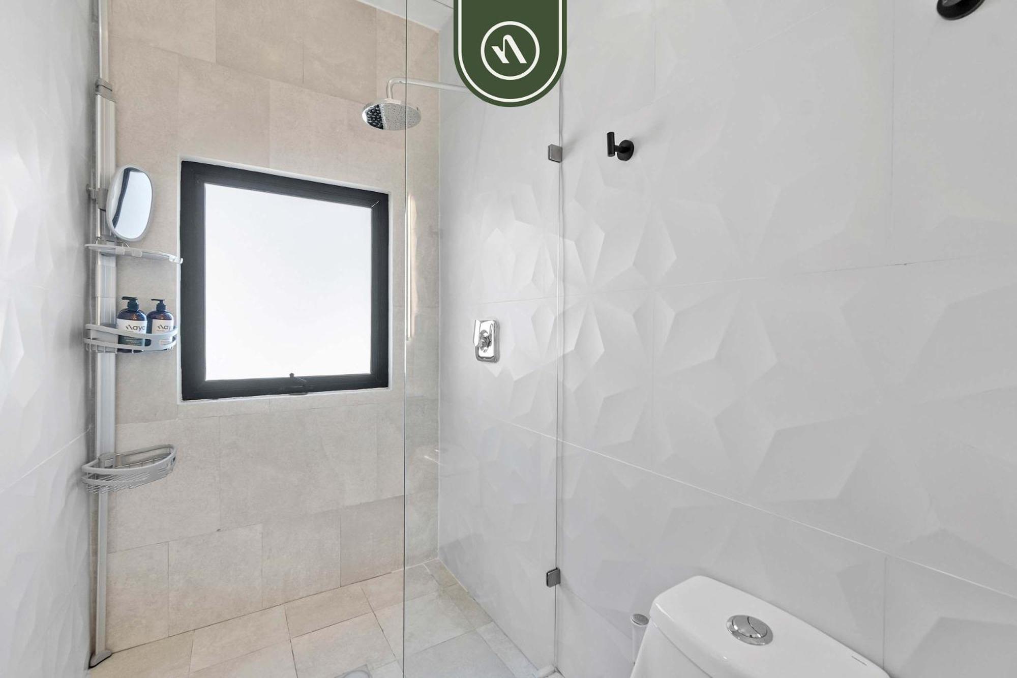 Restored Historic 2 Bedroom In Downtown - Pool Apartment *