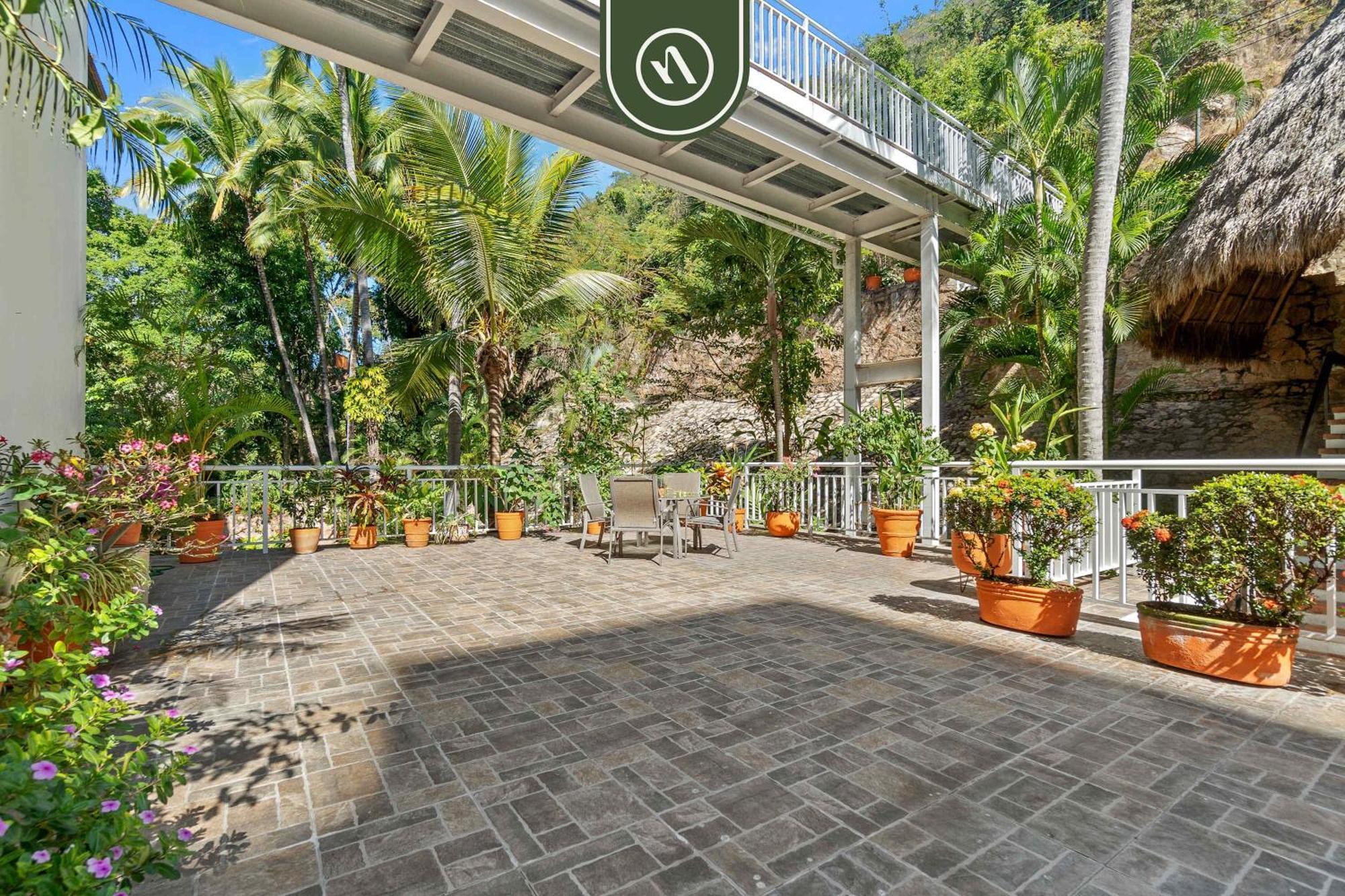 Oceanfront 2 Bedroom With Spectacular View - Pool Apartment *