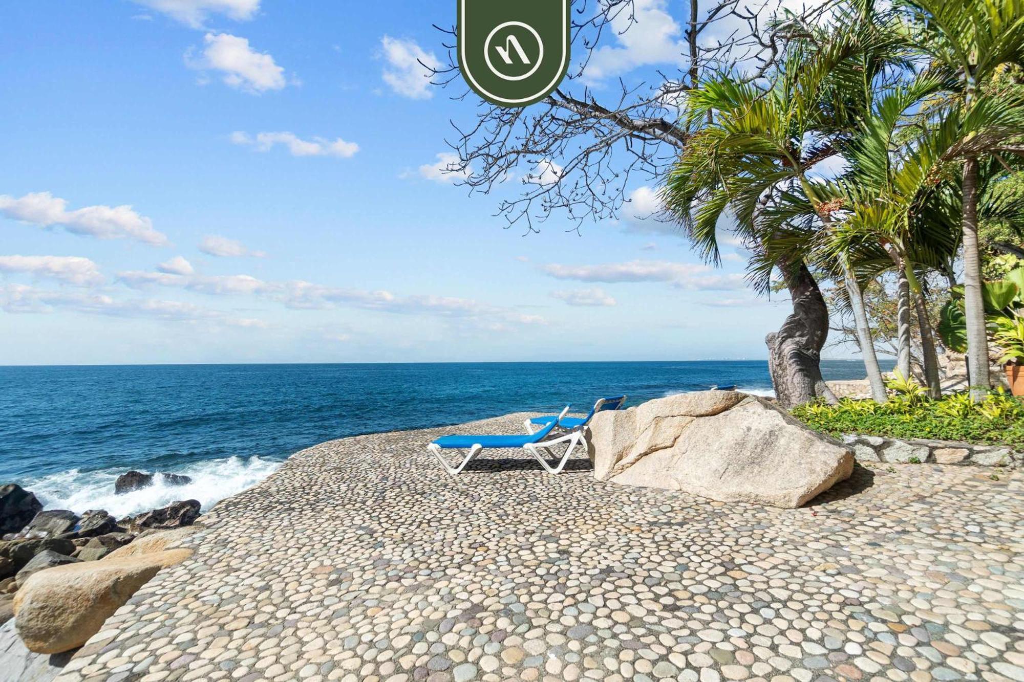 Oceanfront 2 Bedroom With Spectacular View - Pool Apartment *