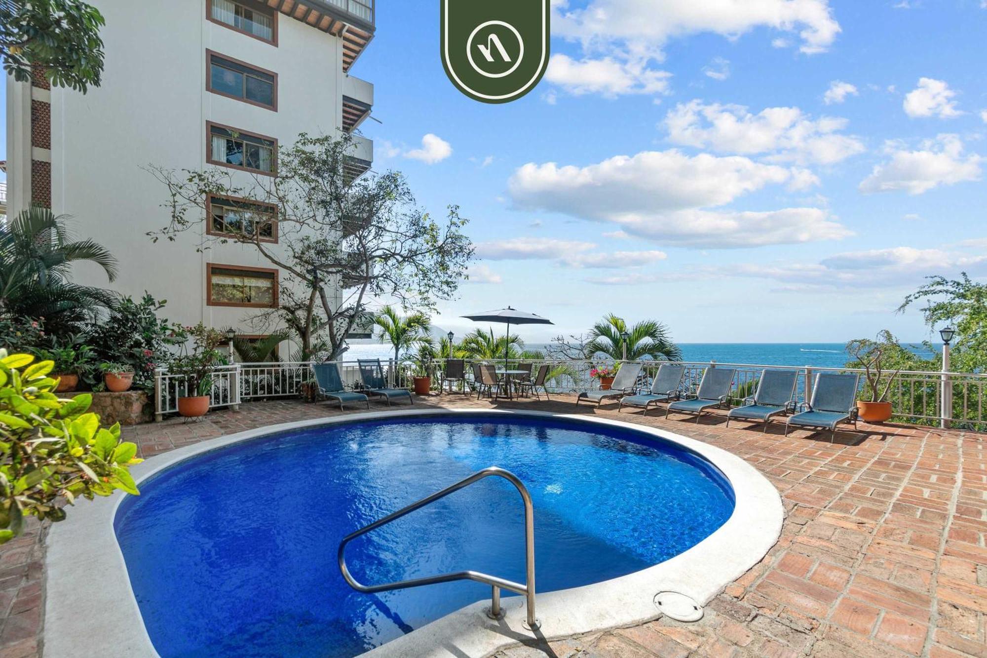 Oceanfront 2 Bedroom With Spectacular View - Pool *