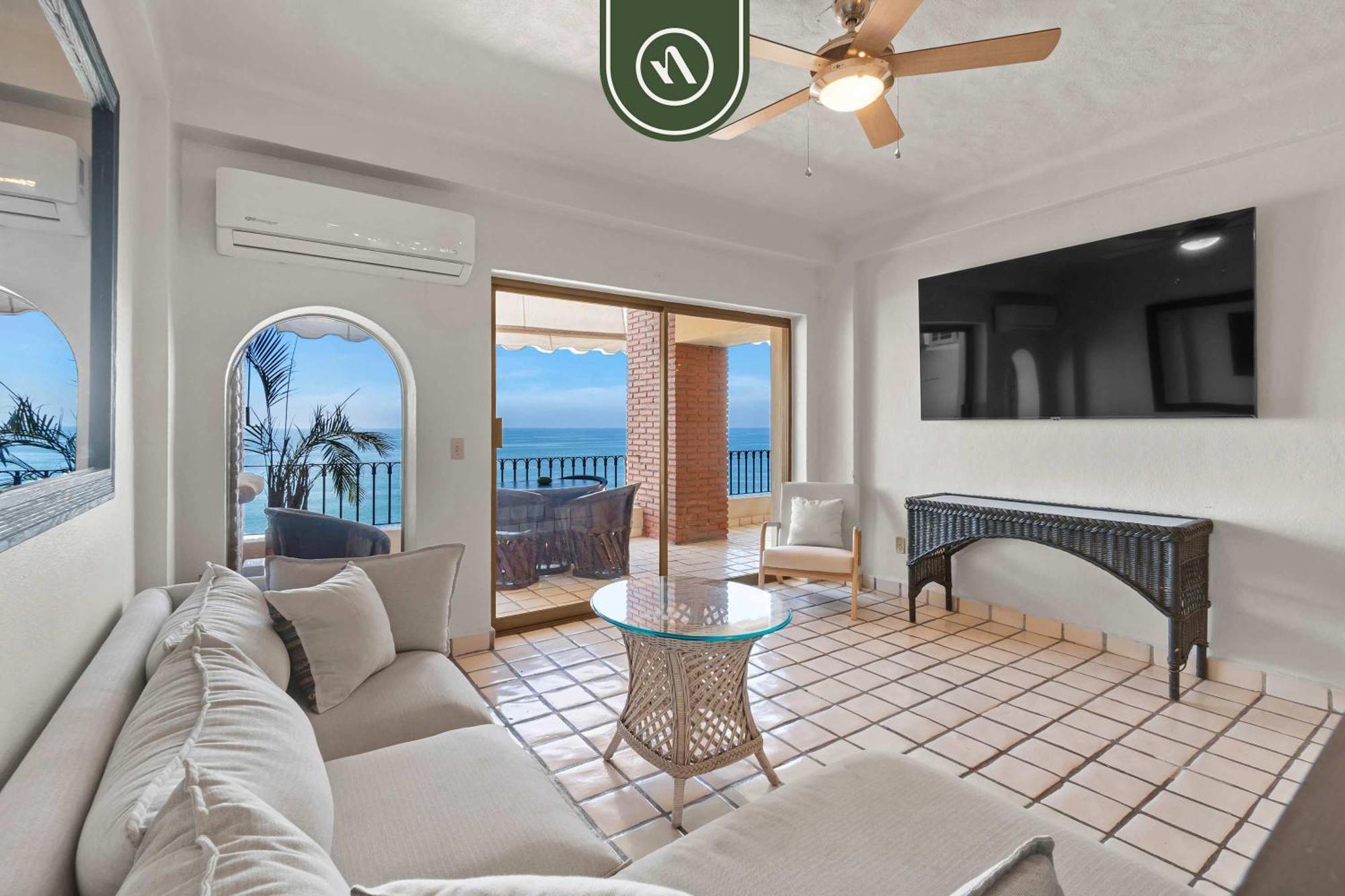 Beachfront Mexican Styled 3 Bedroom In Downtown *